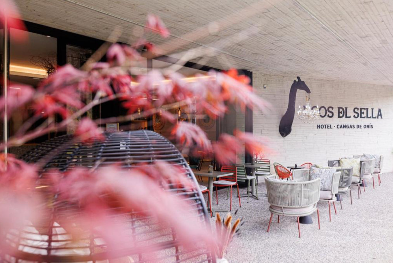 Recepción del Hotel Ecos de Sella, con elementos decorativos de animales.