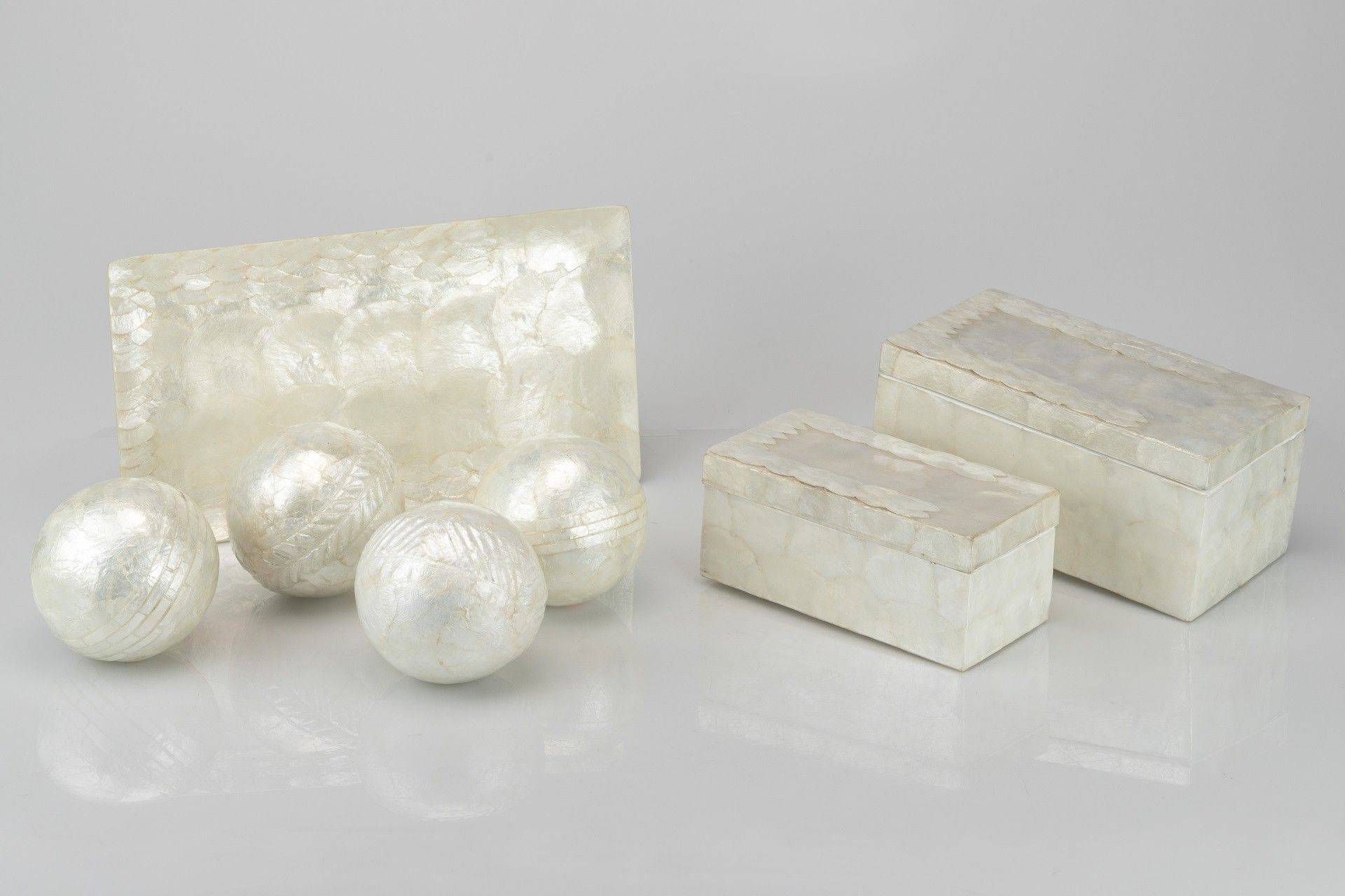 CONJUNTO DE 4 BOLAS CAPIZ EM CORES VARIADAS 10x10x10 CM - Mín. 2 unidades