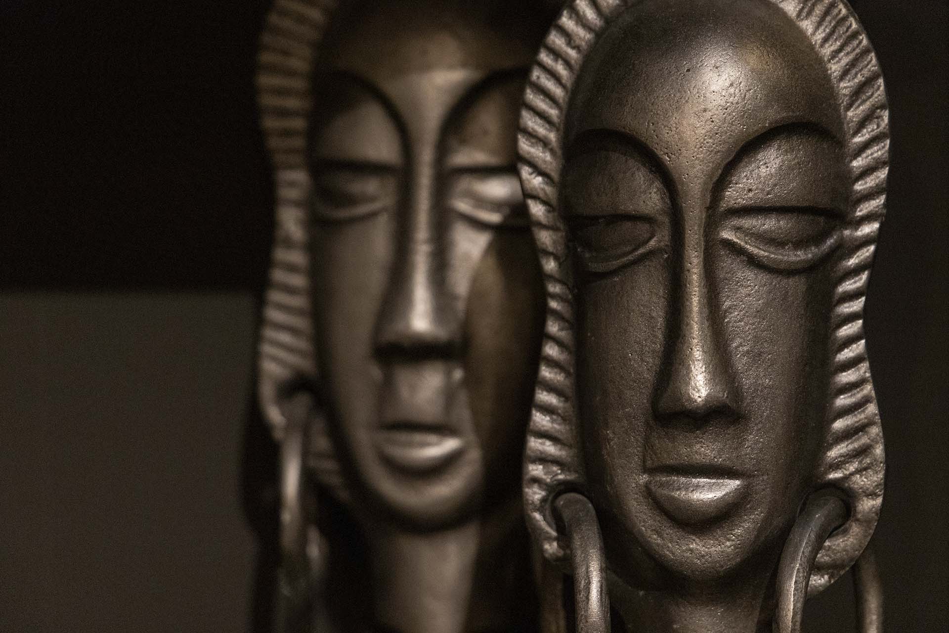 BLACK / GOLD ALUMINUM FACE FIGURE 14x10x50 CM