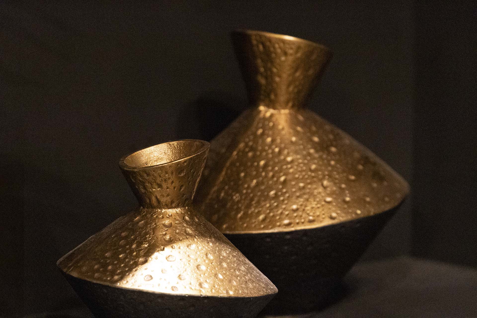 BLACK / GOLD ALUMINUM VASE 16x16x16 CM