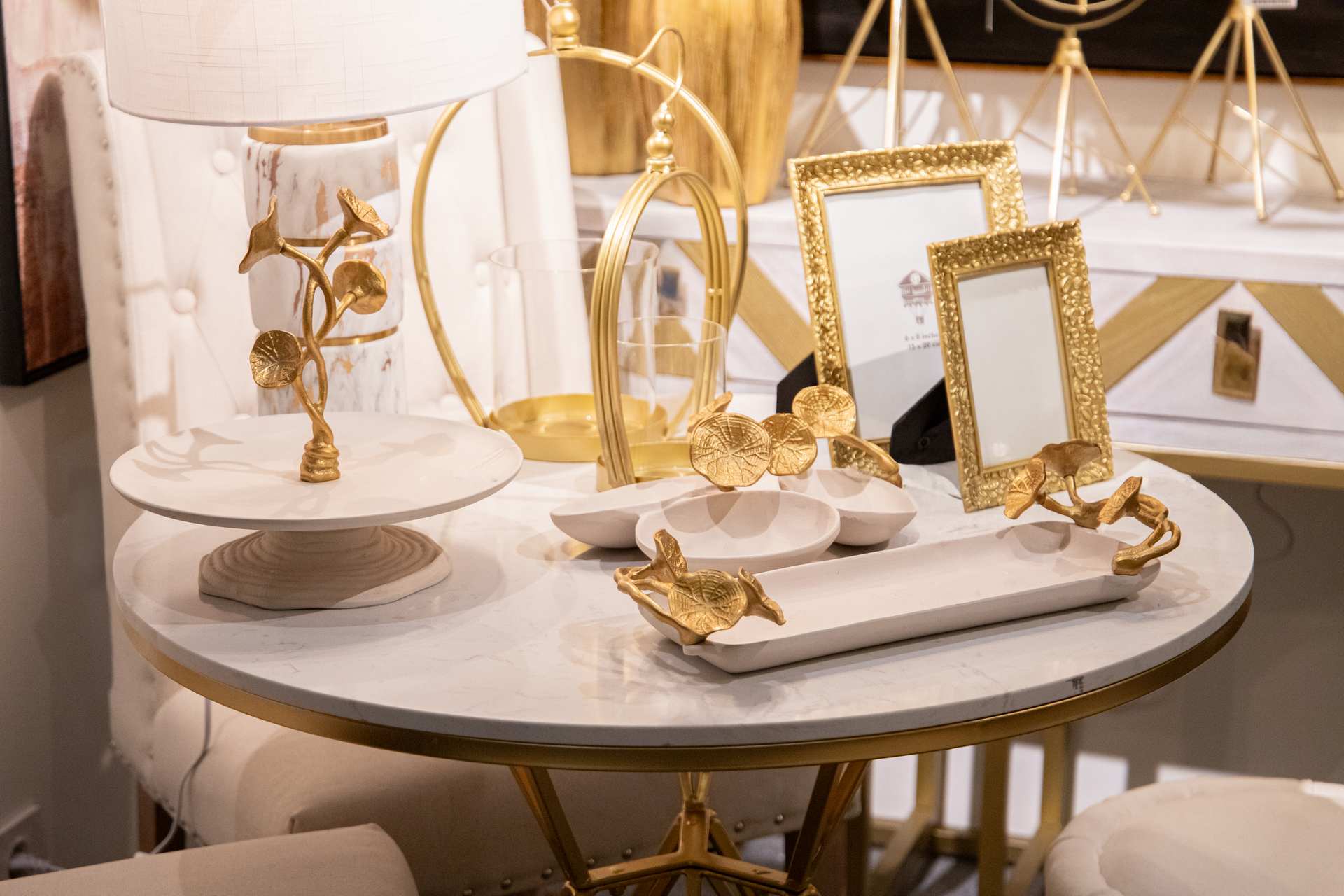 CENTRO DE MESA ALUMINIO BLANCO DORADO 28x28x28 CM