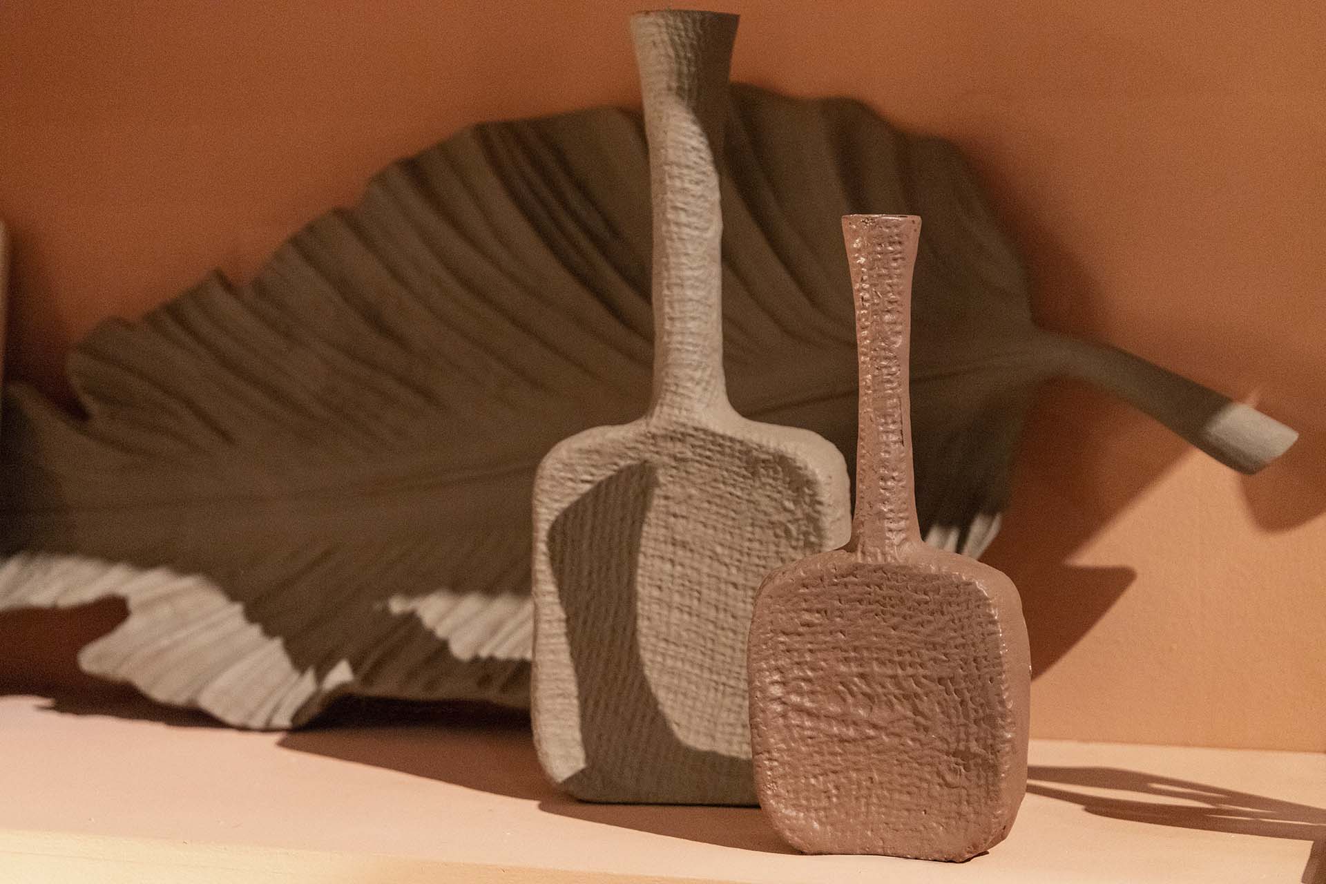 BEIGE ALUMINUM VASE 13x5x32 CM