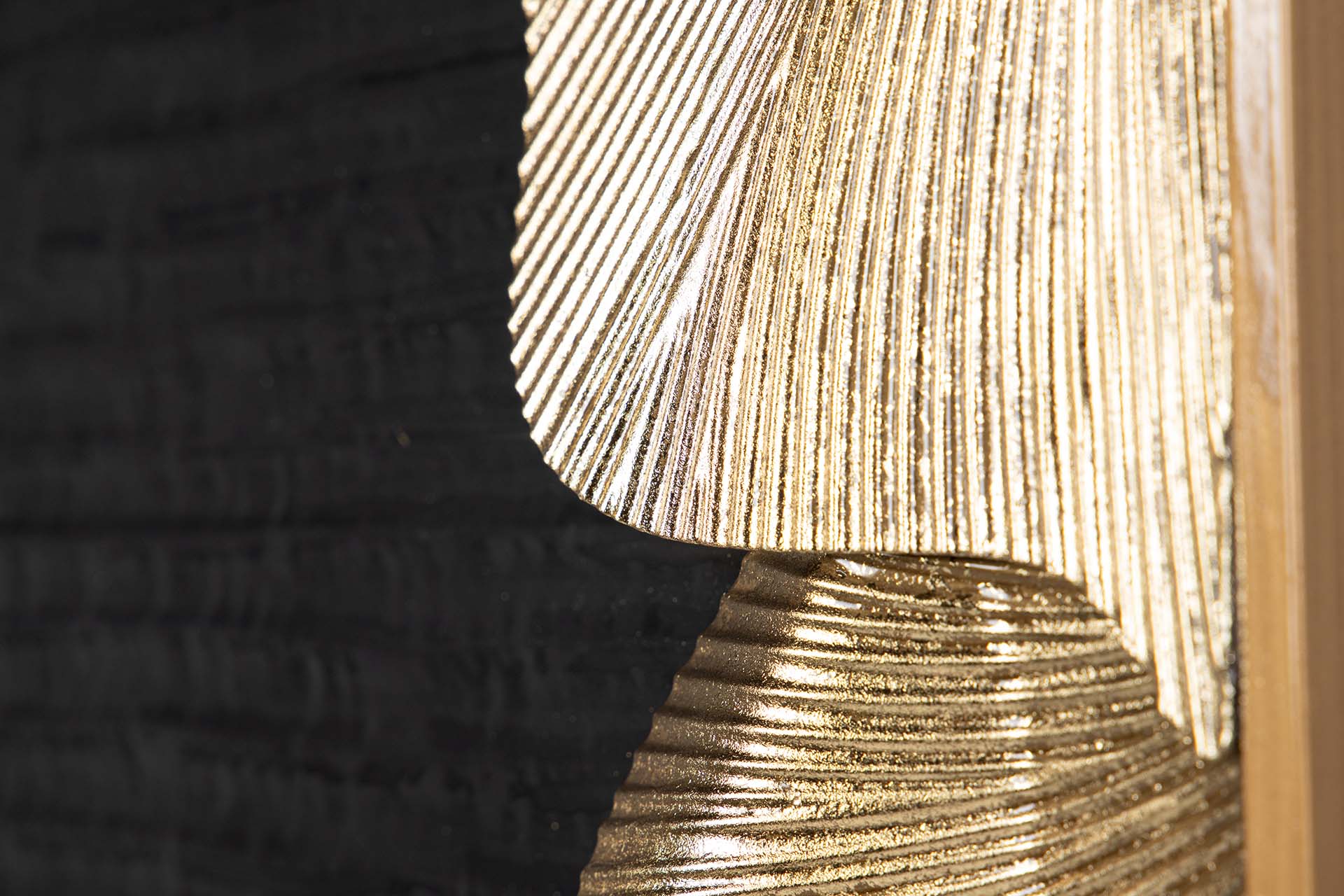 ORNAMENTO DE PAREDE DE METAL PRETO DOURADO 42x6x74 CM