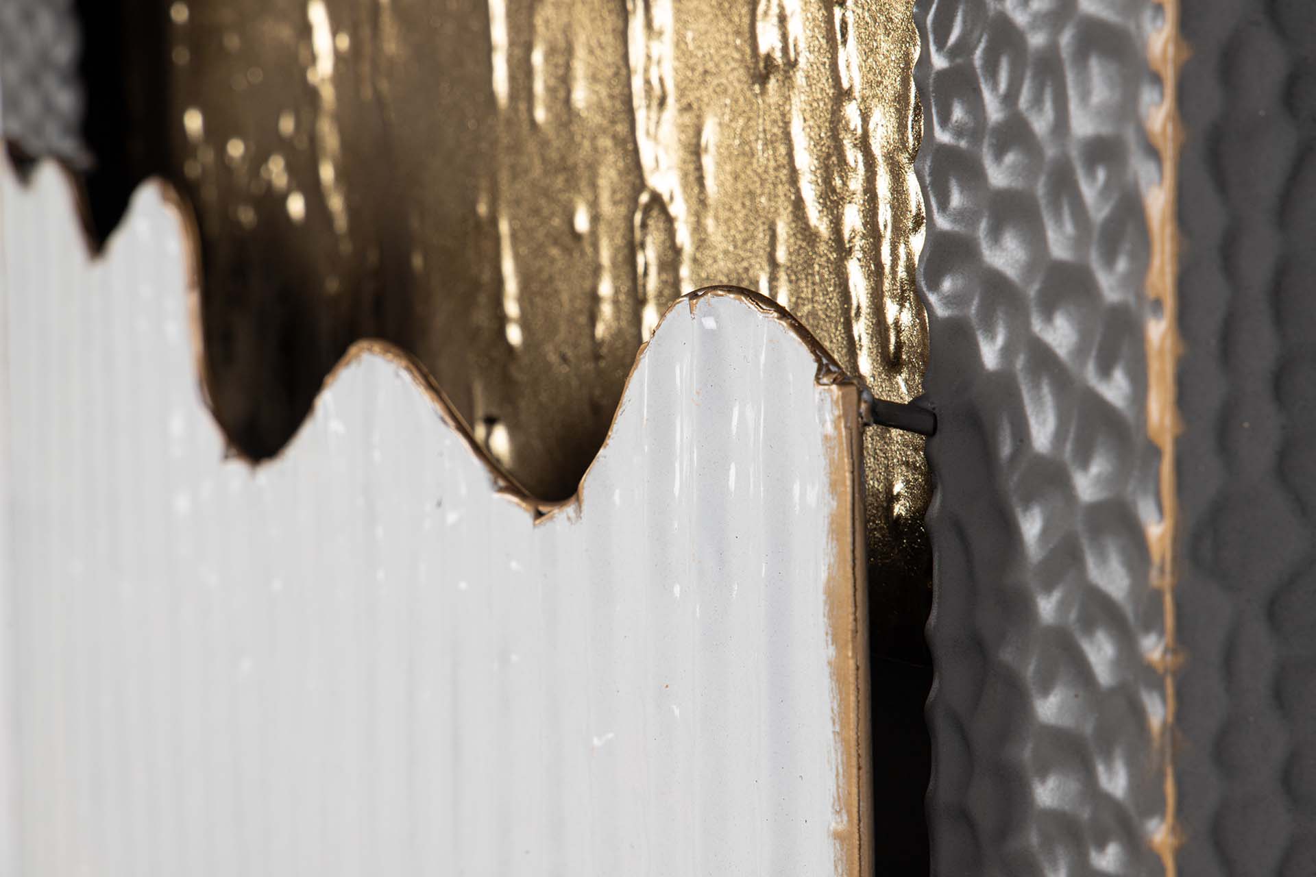 ORNAMENTO DE PAREDE DE METAL BRANCO CINZA 50x6x90 CM