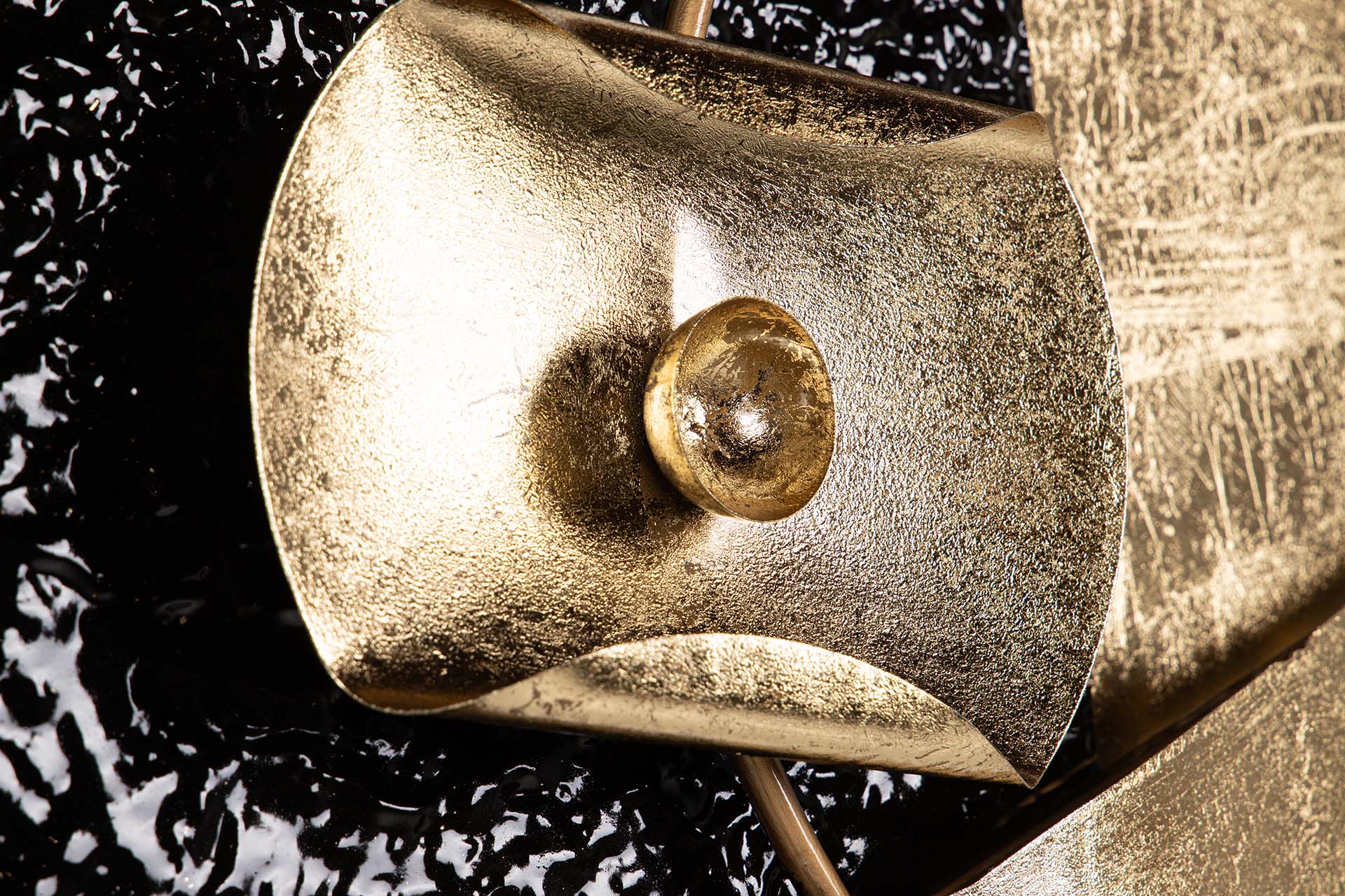 DECORAÇÃO DE PAREDE DE METAL PRETO DOURADO 83x8x53 CM