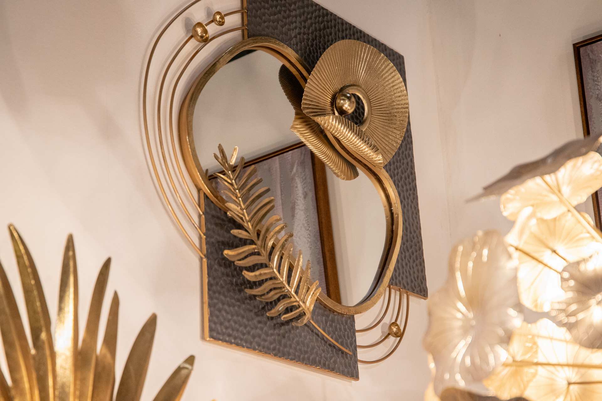 DECORAÇÃO DE PAREDE DE METAL COM ESPELHO CINZA DOURADO 80x7x72 CM