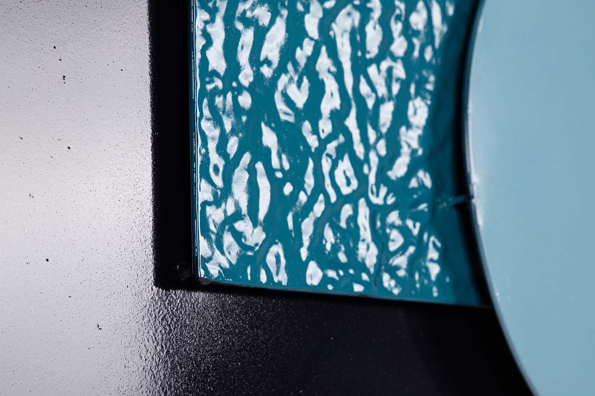 ORNAMENTO DE PAREDE DE METAL AZUL PRETO 74x6x58 CM