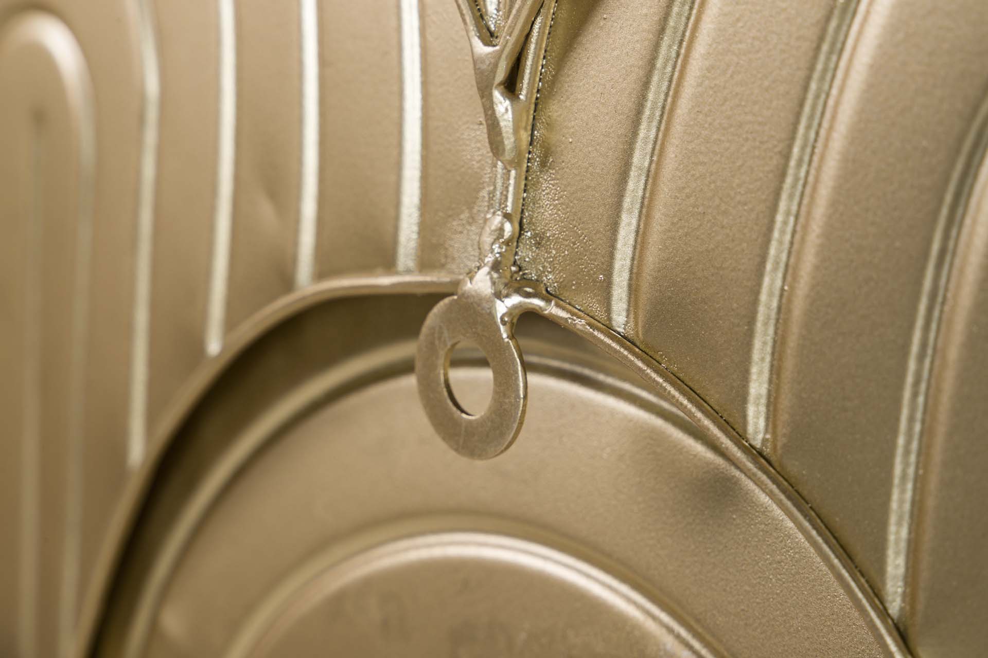 ORNAMENTO DE PAREDE DE METAL DOURADO 78x3x80 CM