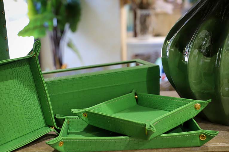 BOX OF 10 PU WATCHES 28x18x10 CM