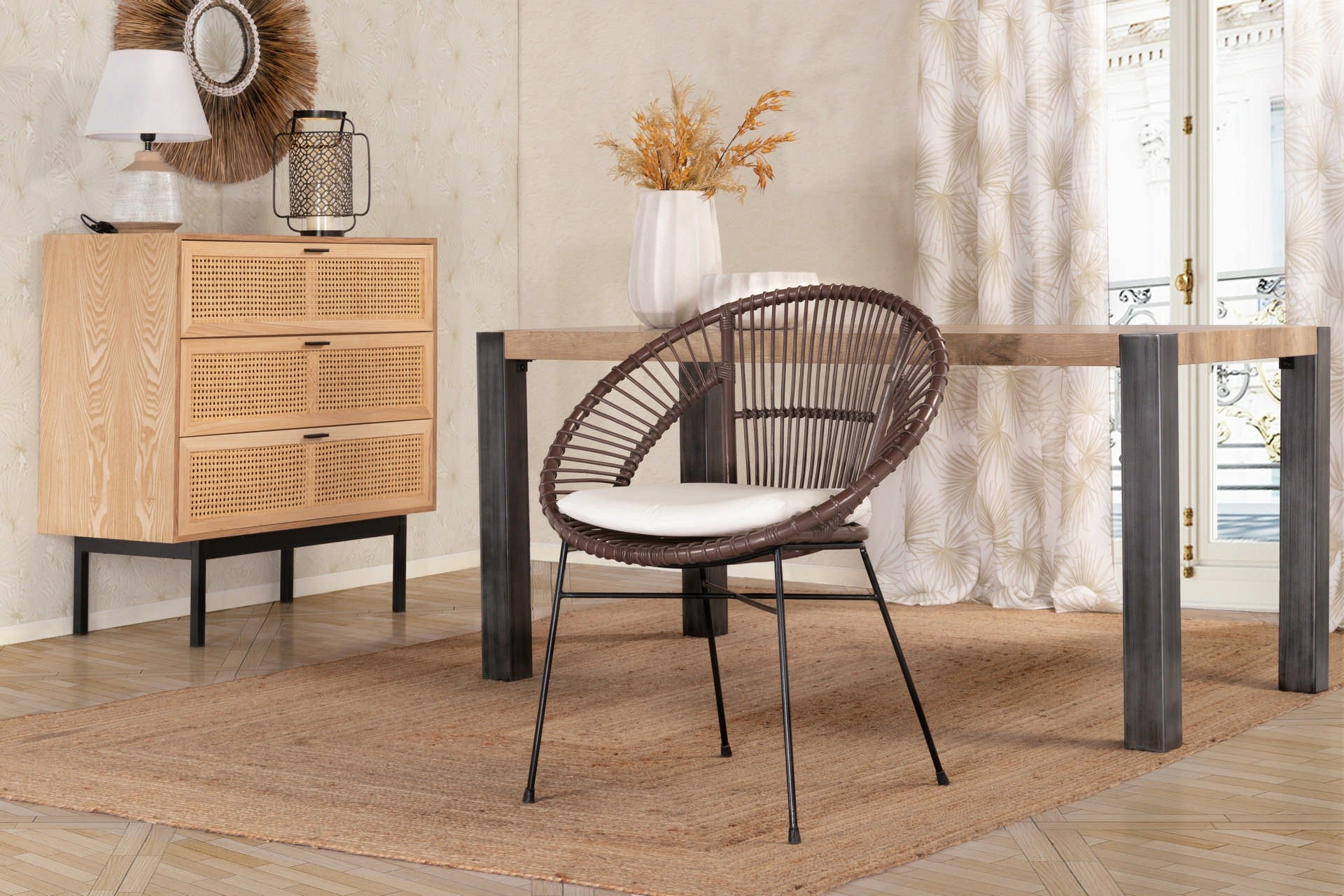 CADEIRA DE METAL RATTAN COM ALMOFADA BRANCA 72x60x87 CM