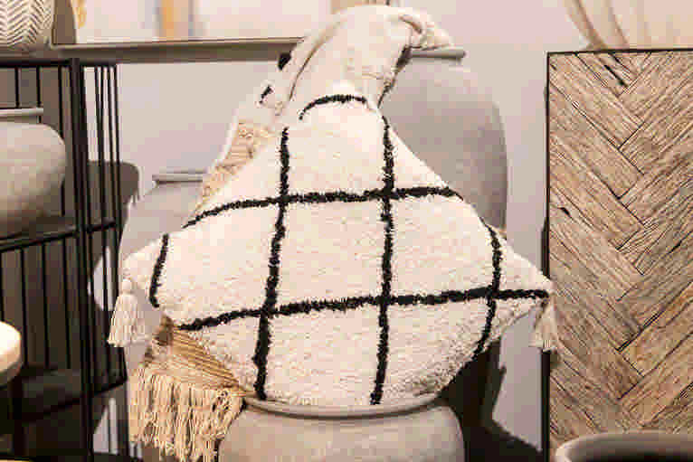 COJIN TEJIDO A MANO 45x12x45 CM