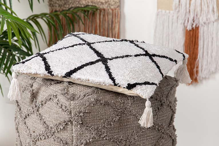 COJIN TEJIDO A MANO 45x12x45 CM