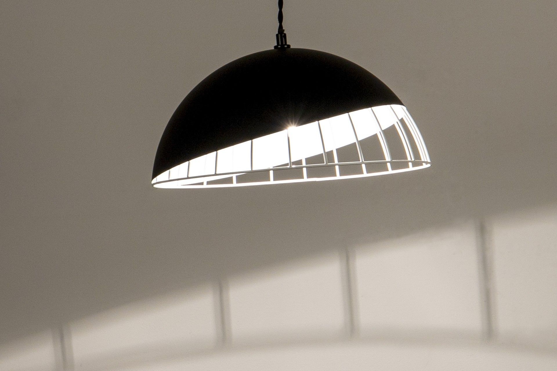 LAMPARA TECHO METAL NEGRO DORADO 35x35x120 CM