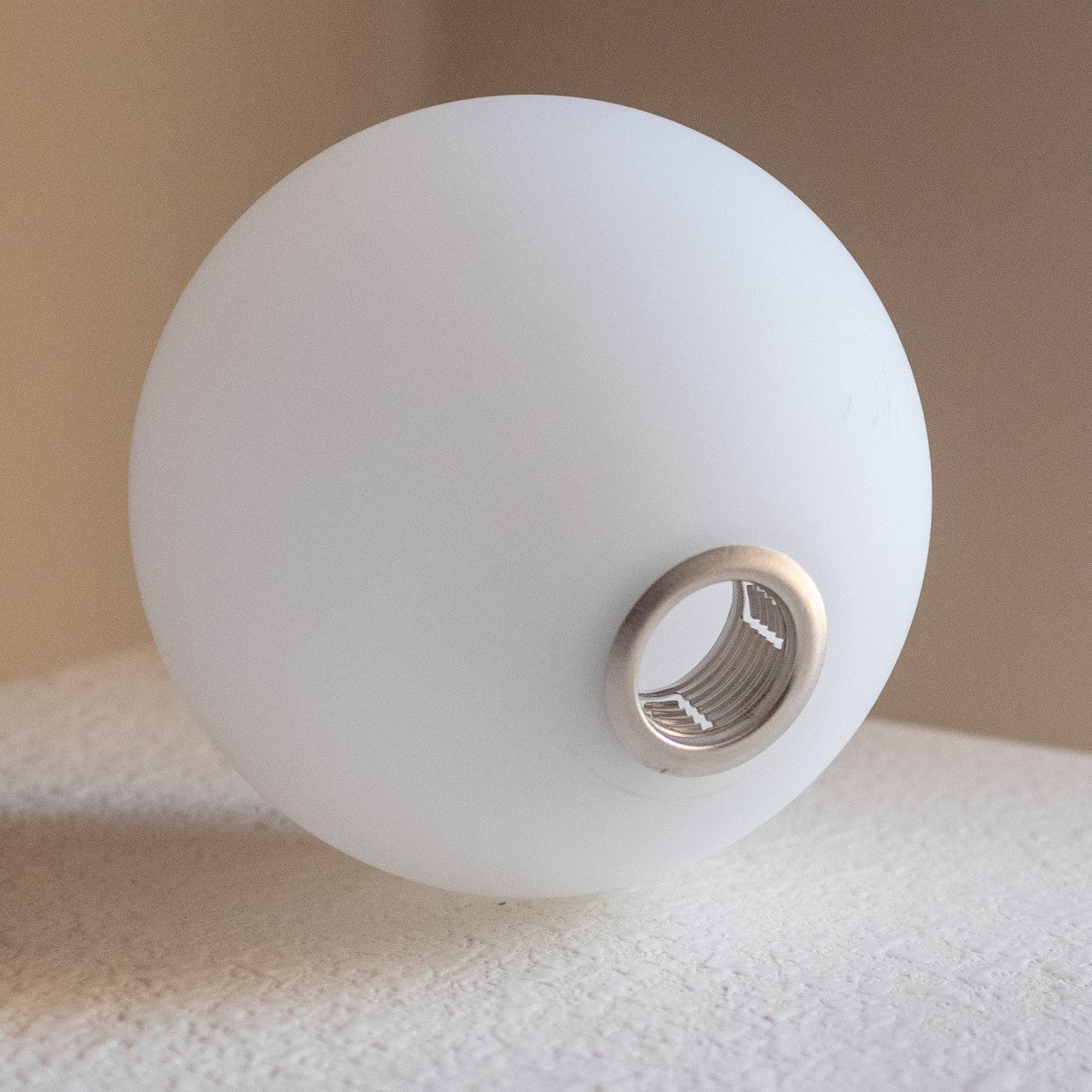 Luminária de mesa com figura humana