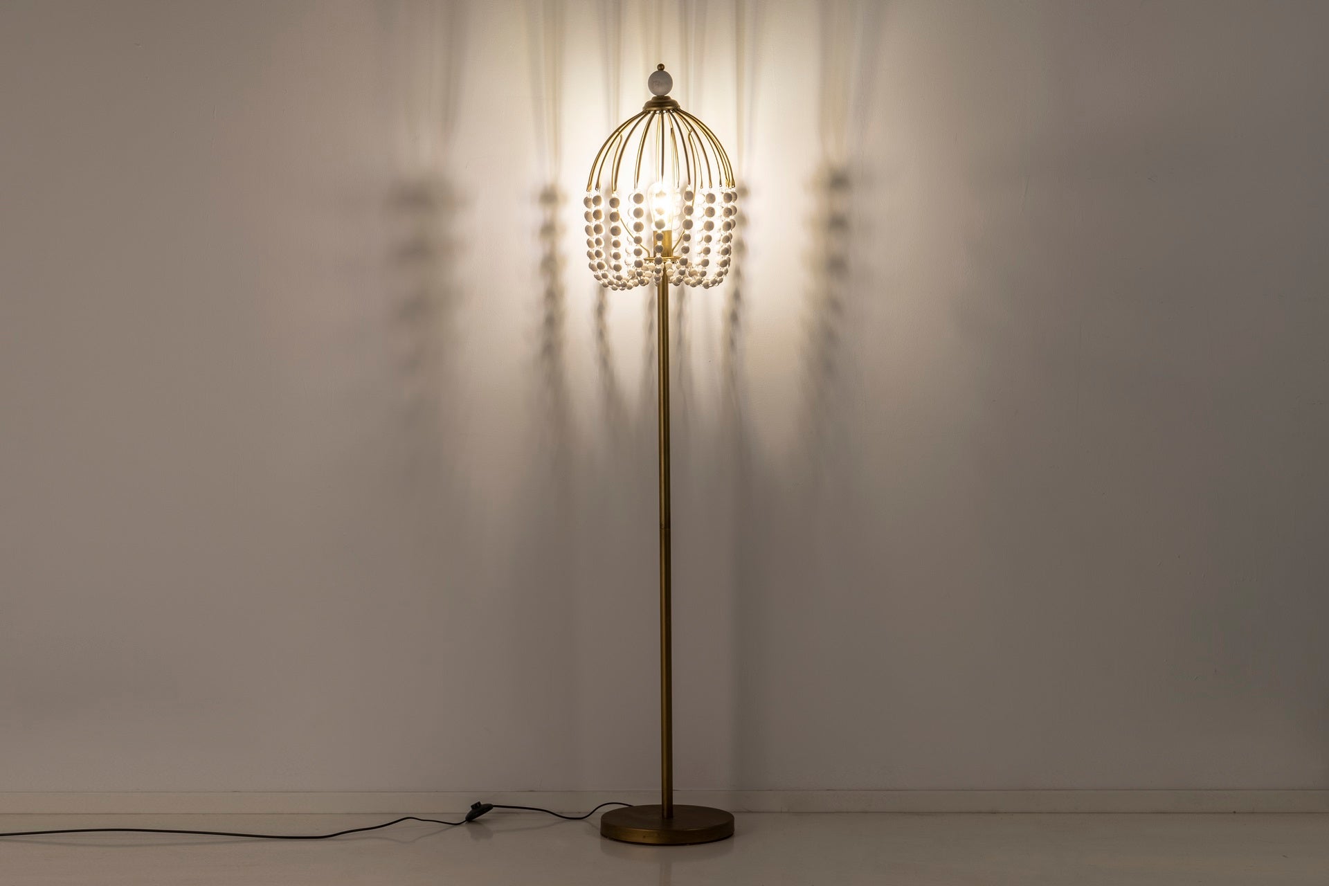 LAMPARA DE PIE BOLAS METAL MADERA 34x35x170 CM