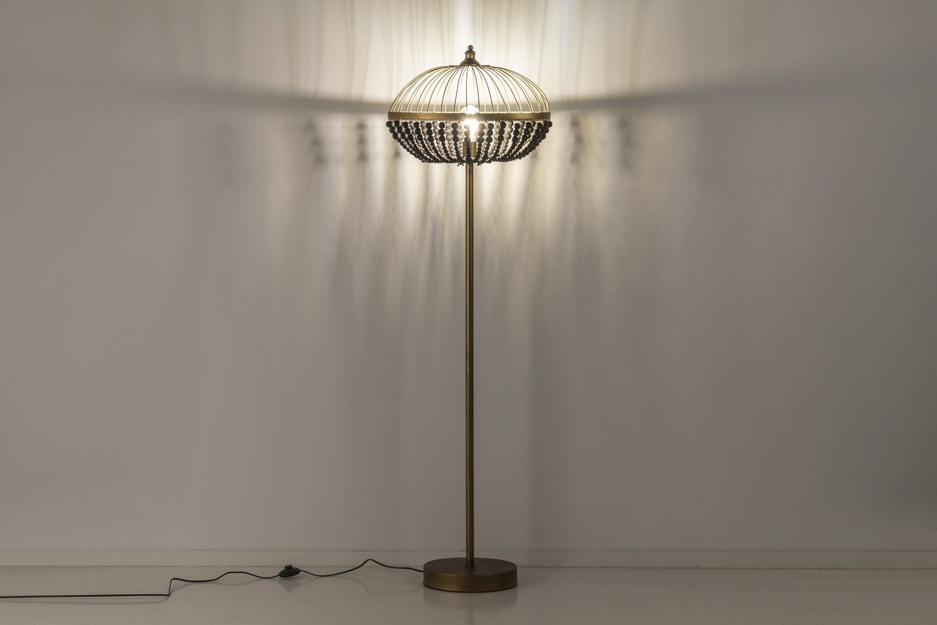 LAMPARA DE PIE BOLAS METAL MADERA 50x30x165 CM