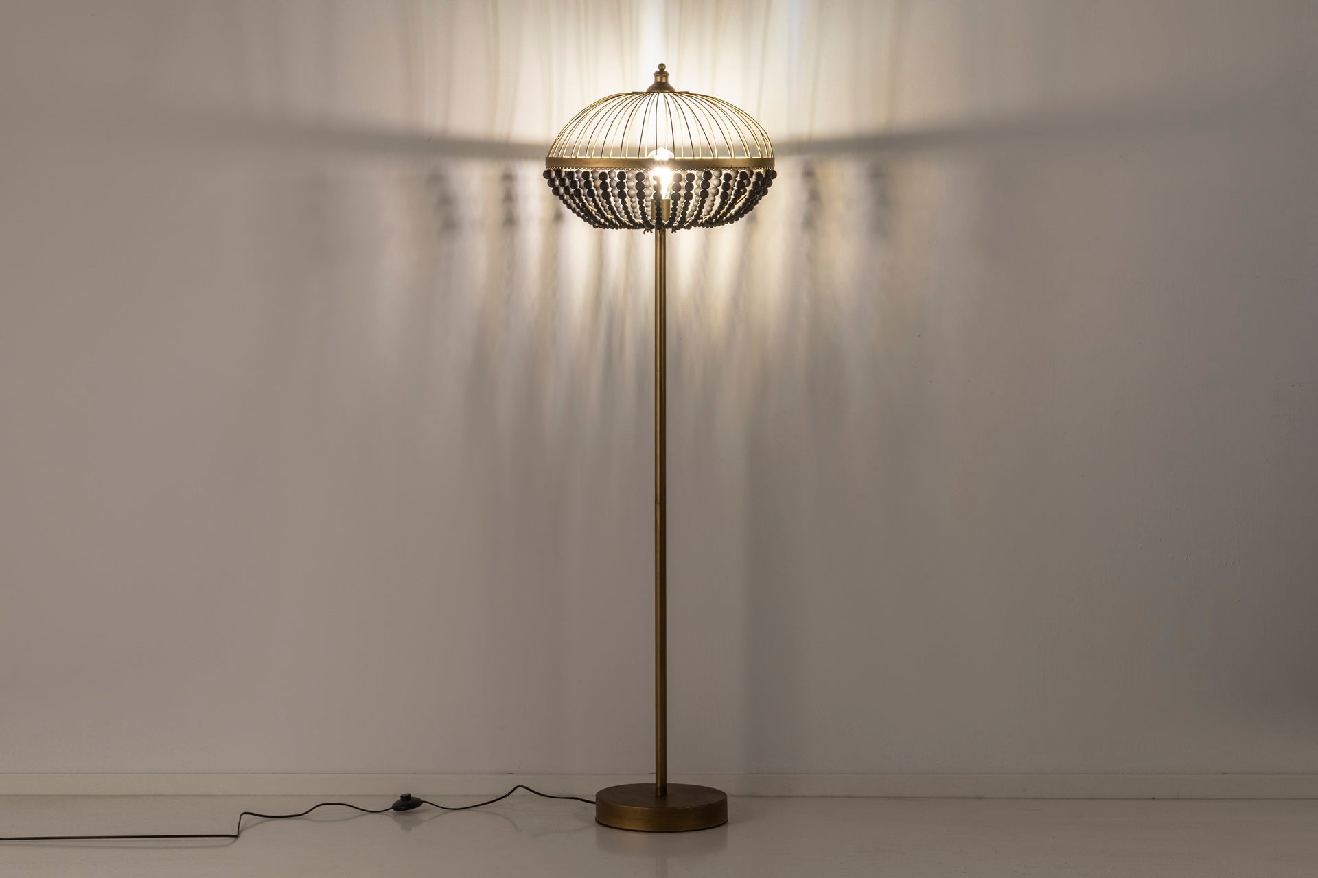 LAMPARA DE PIE BOLAS METAL MADERA 50x30x165 CM