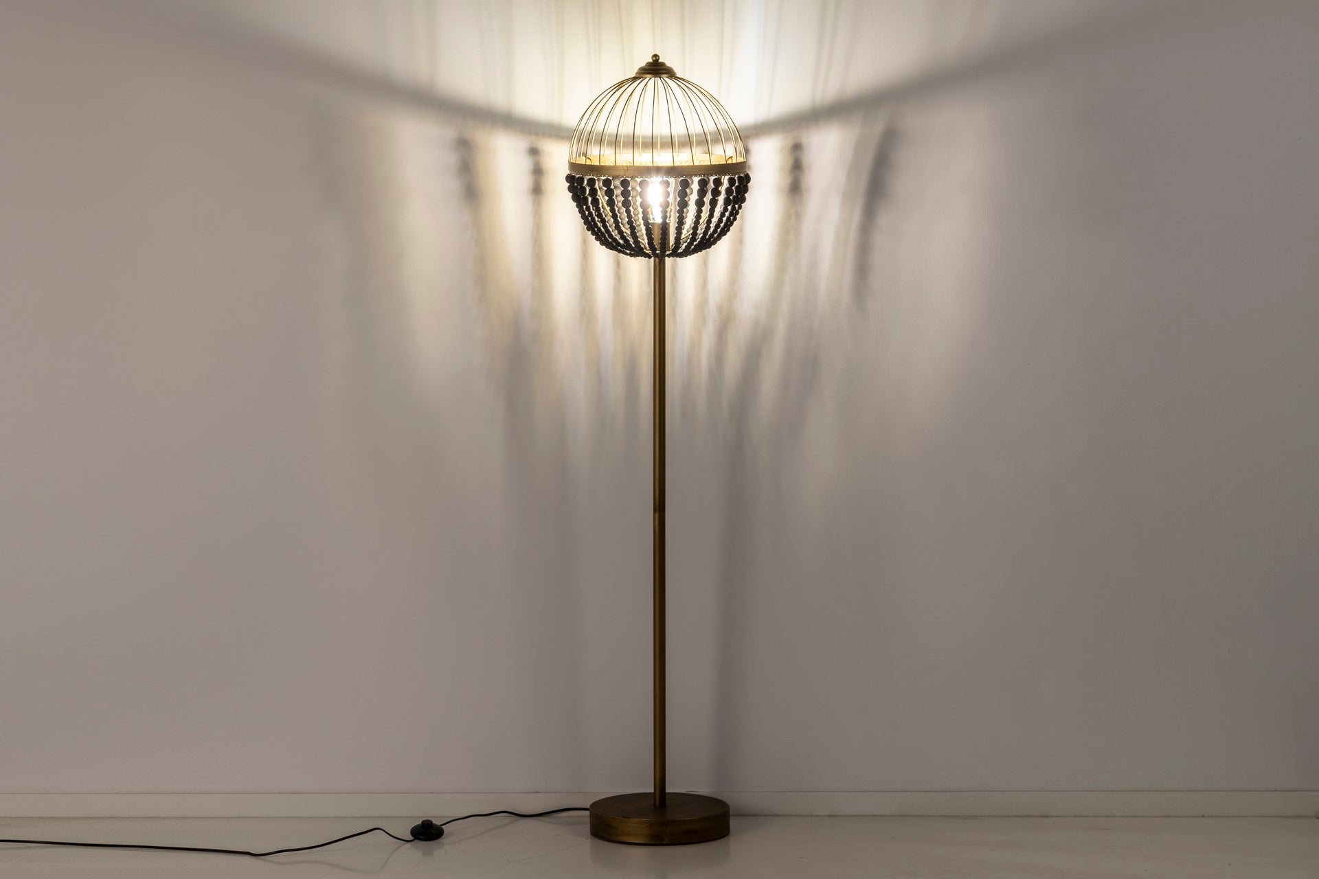 LAMPARA DE PIE BOLAS METAL MADERA 36x36x160 CM