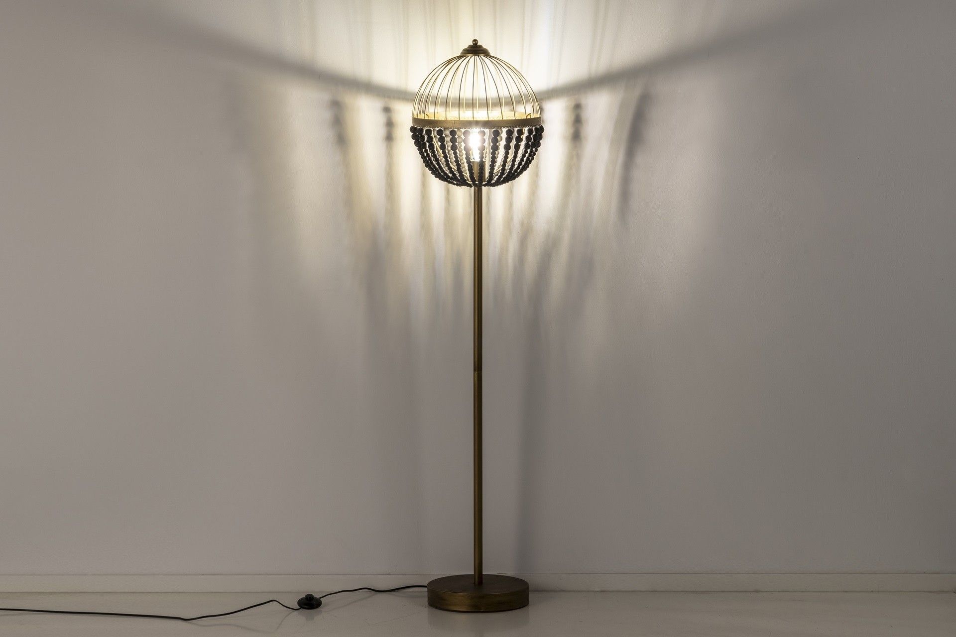 LAMPARA DE PIE BOLAS METAL MADERA 36x36x160 CM
