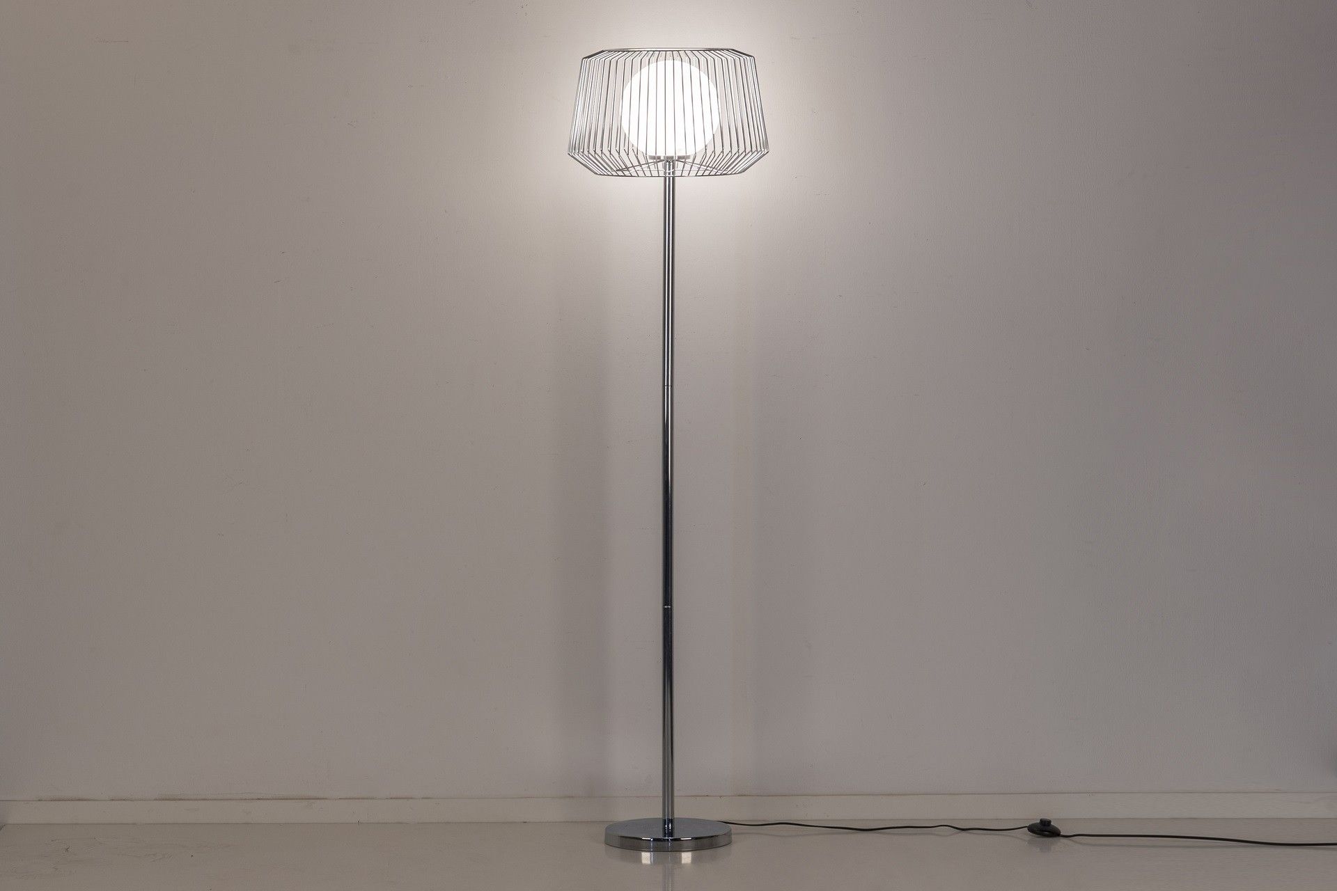 LUMINÁRIA DE PÉ DE METAL PRATEADO, BRANCA, 40x40x162,5 CM