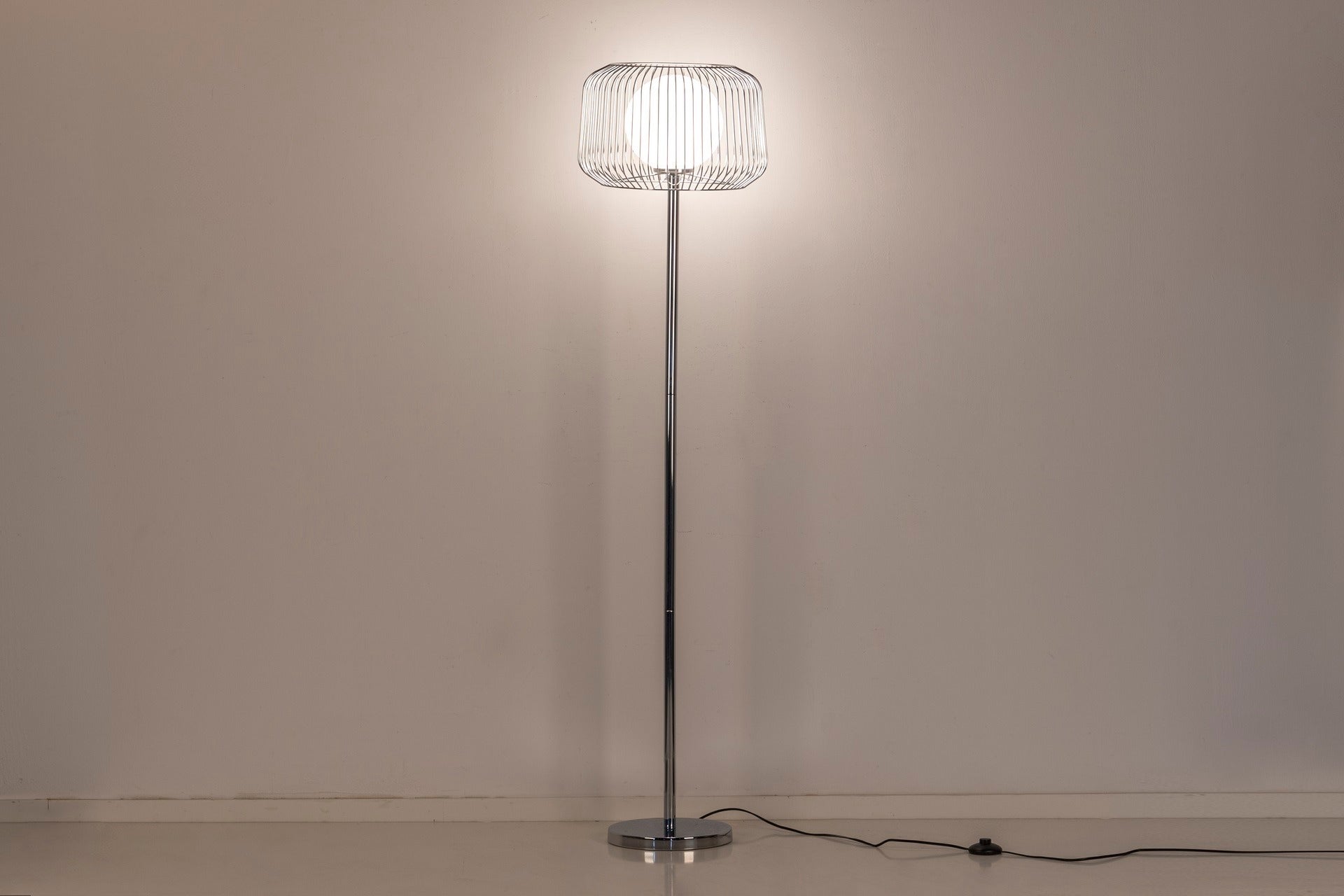 LUMINÁRIA DE PÉ DE METAL BRANCO PRATEADO 40x40x163 CM