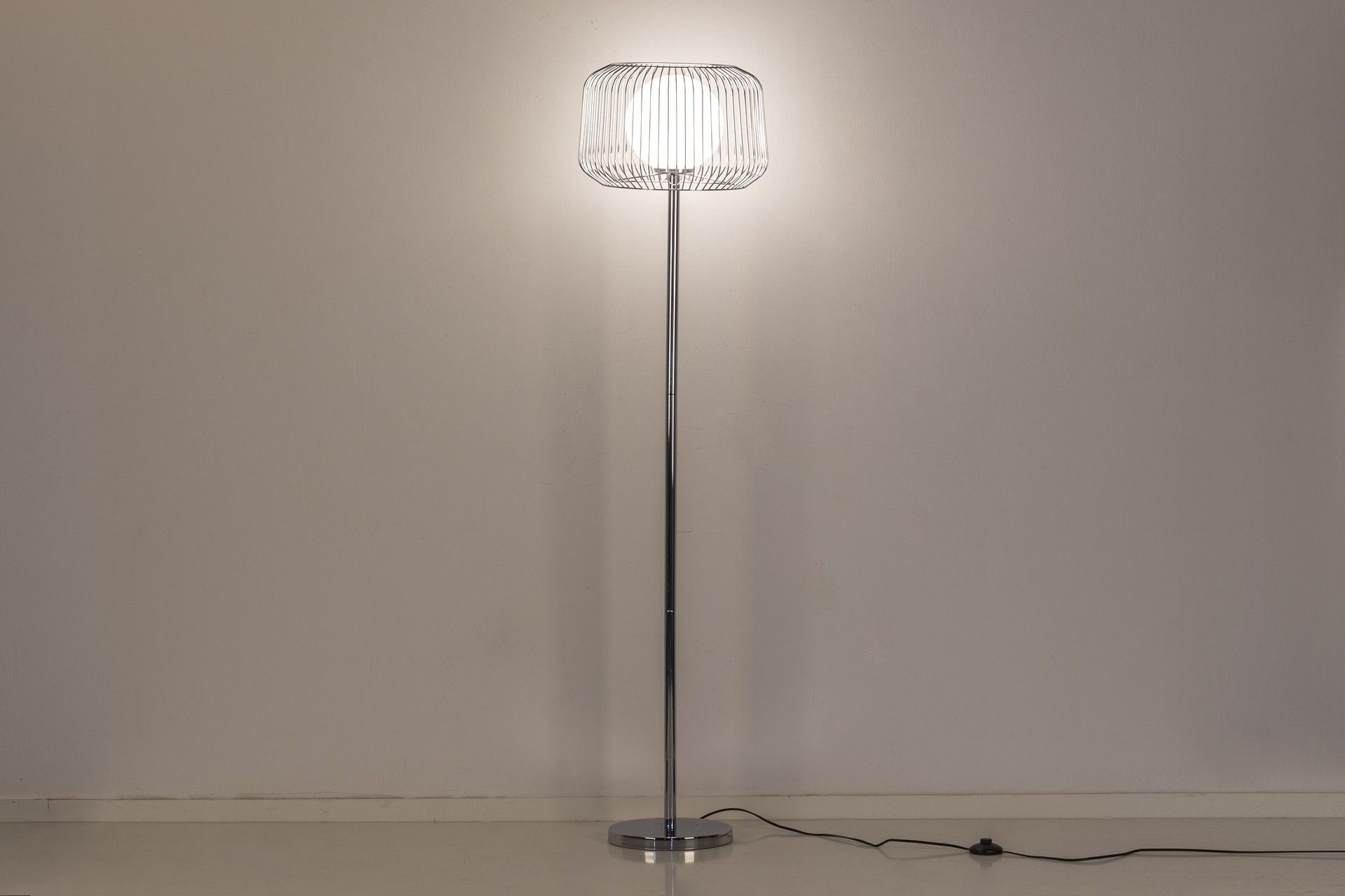 LUMINÁRIA DE PÉ DE METAL BRANCO PRATEADO 40x40x163 CM