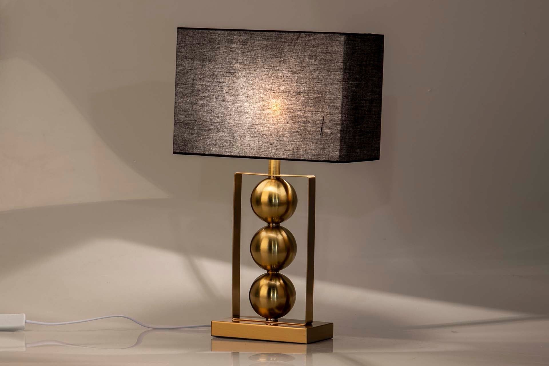 LAMPARA SOBREMESA METAL DORADO 30x30x54 CM