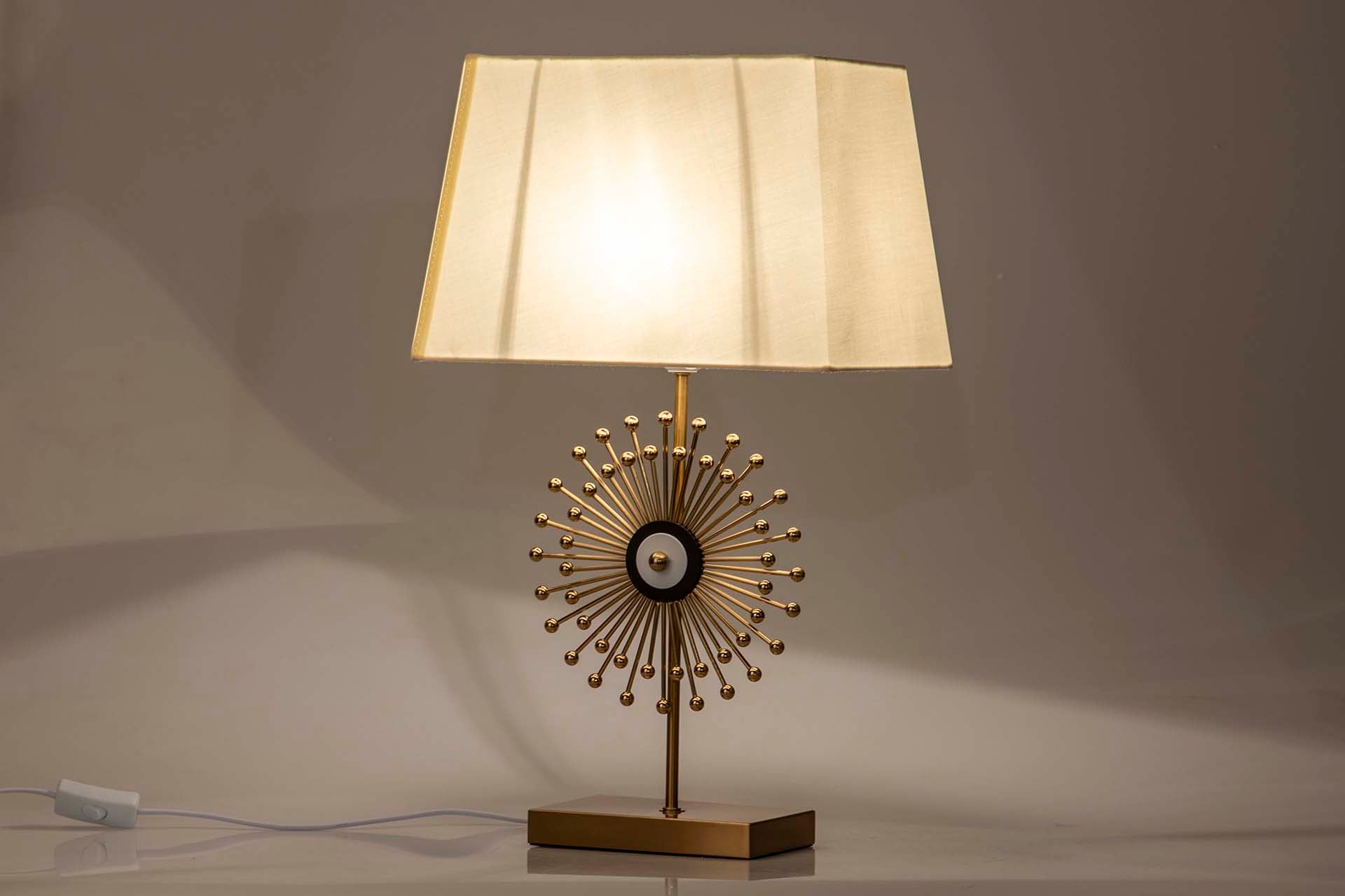 CANDEEIRO DE MESA DE METAL DOURADO 28x28x57 CM