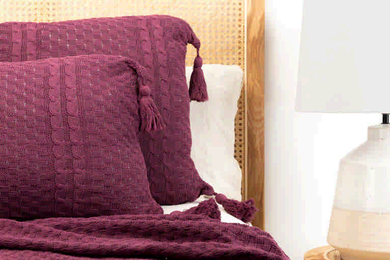 COJIN HILO BORLONES BERENJENA 60x15x40 CM - Min.2 uds