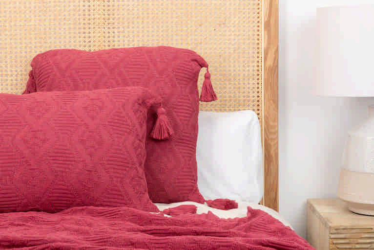 COJIN HILO BORLONES VINO 60x15x40 CM - Min.2 uds