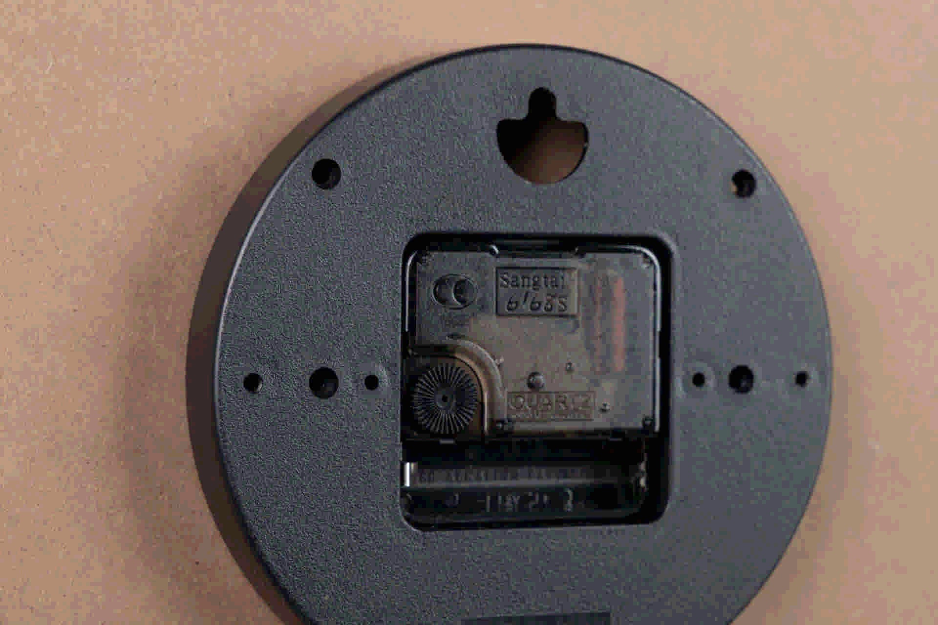 WHITE METAL WALL CLOCK 40x4.5x40 CM