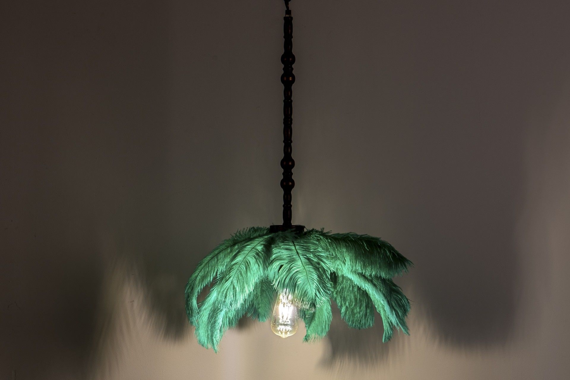 LAMPARA TECHO PLUMAS VERDES 62x62x174 CM