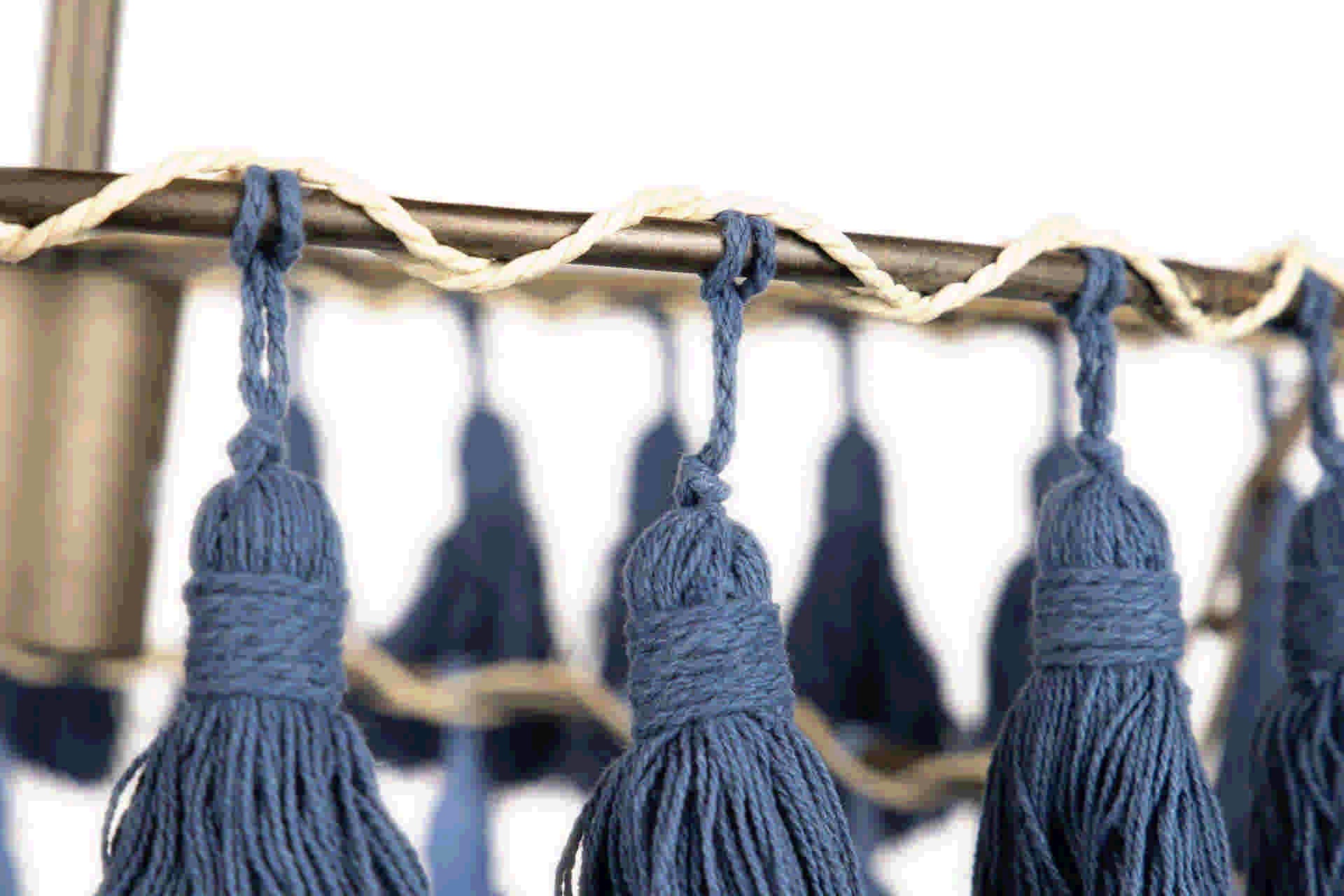 LUMINÁRIA DE TETO TASSEL 3 CORES 45,3x45,3x146 CM