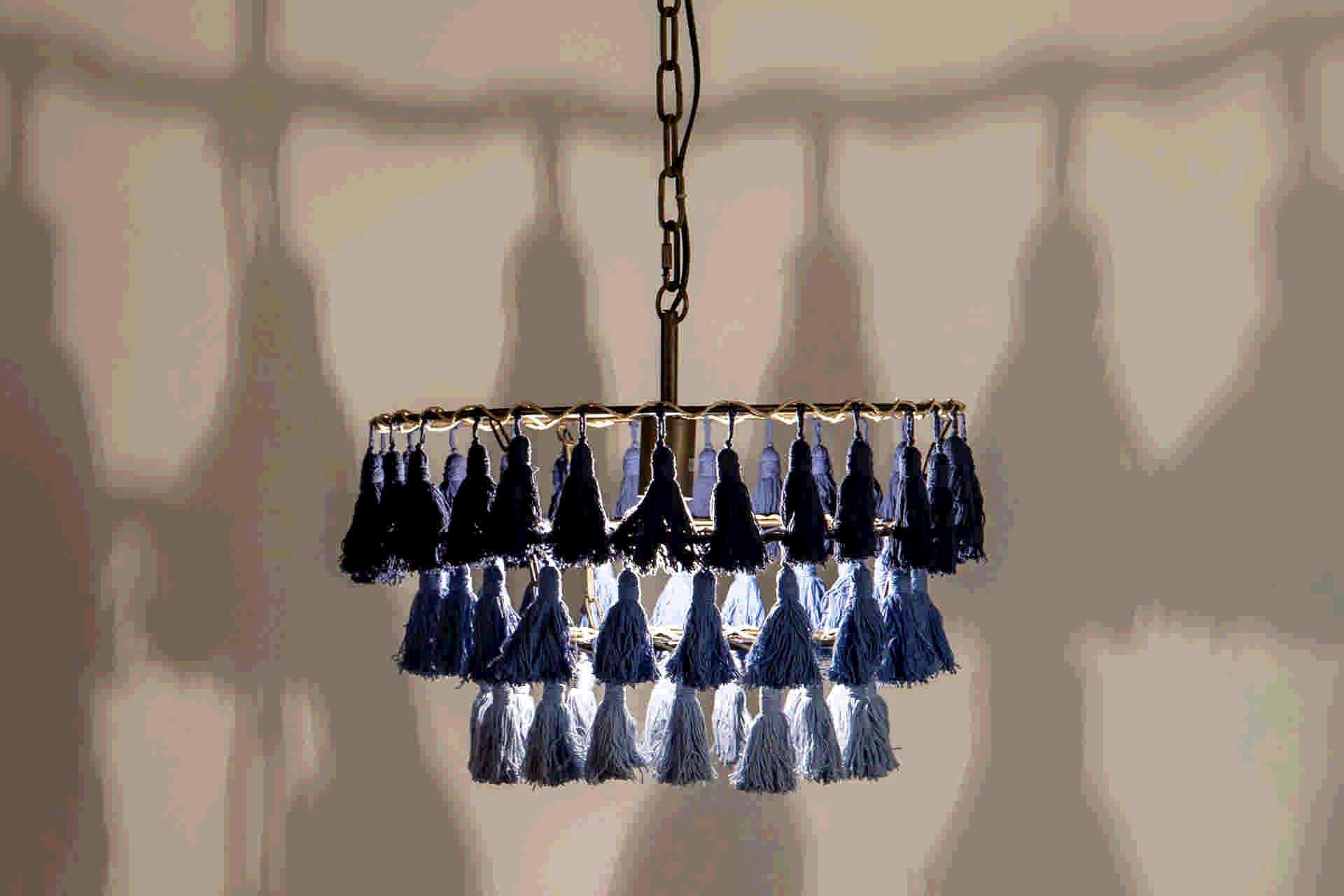 LUMINÁRIA DE TETO TASSEL 3 CORES 45,3x45,3x146 CM