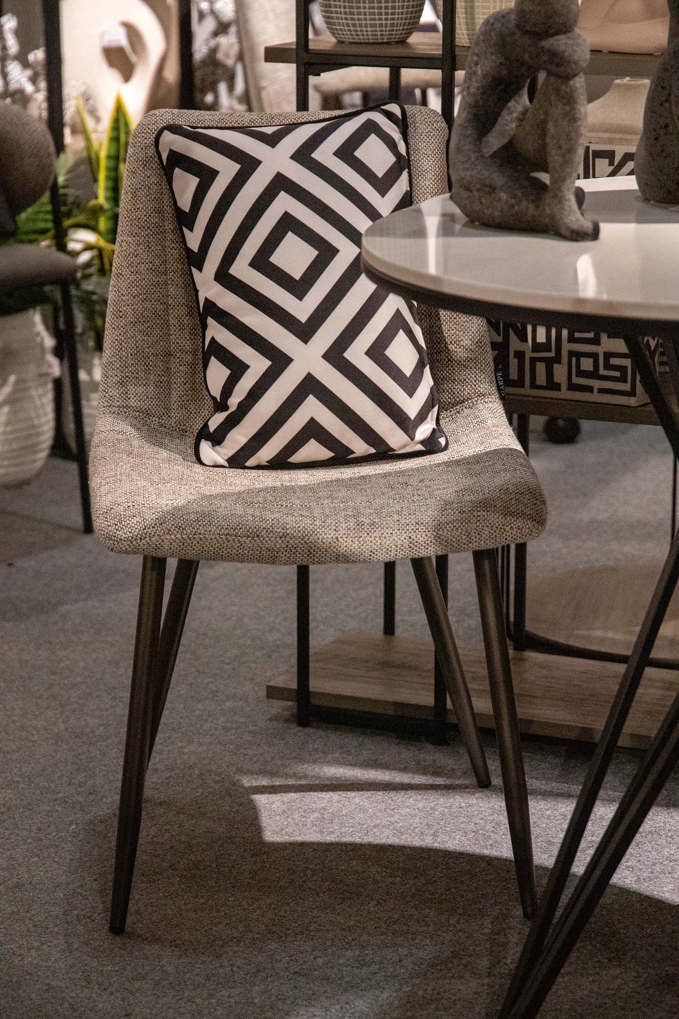 SILLA METAL CHENILLA BEIGE 48x56x80 CM - Min.2 uds