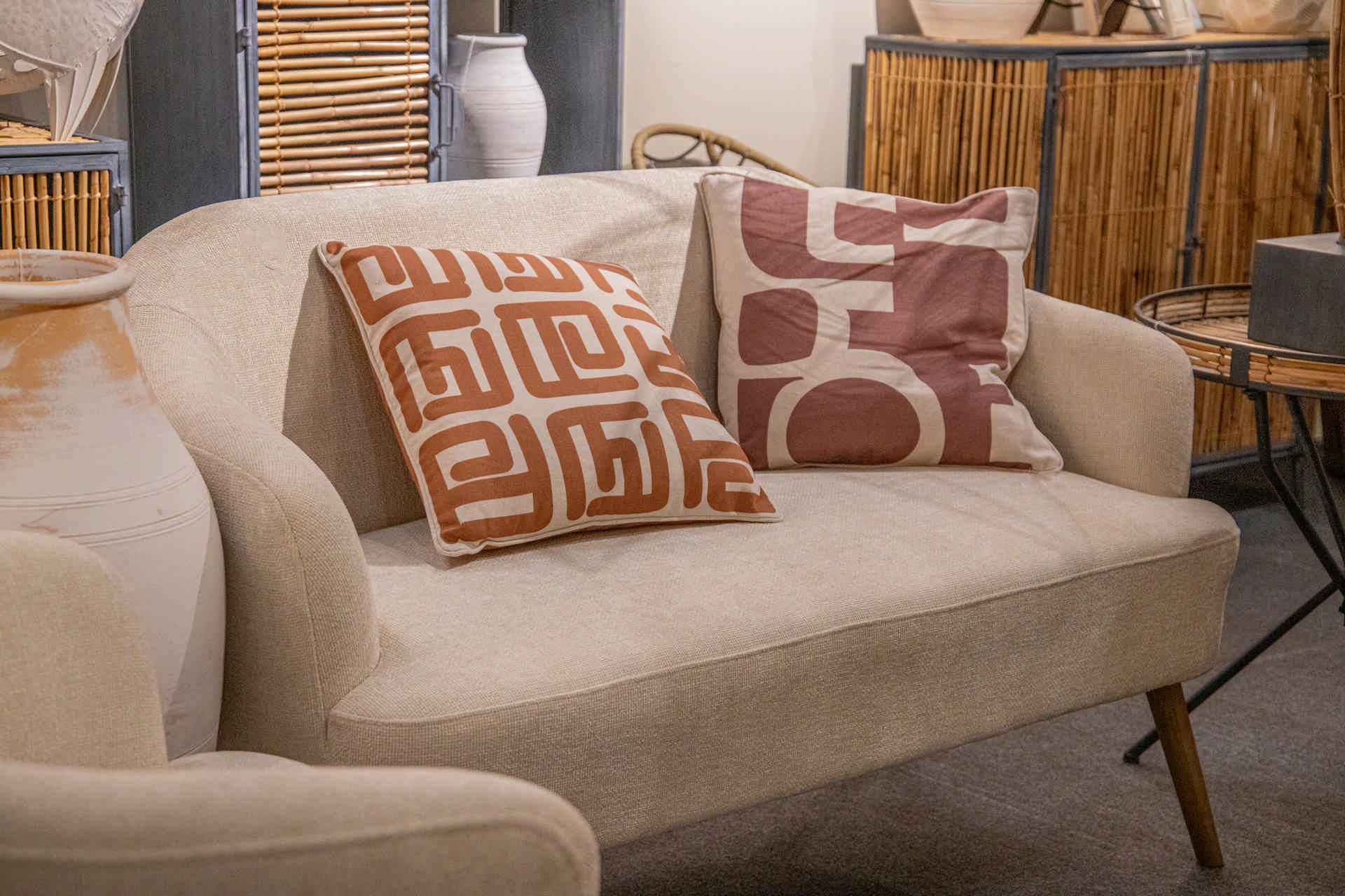 BEIGE CHENILLE SOFA 131x72x79 CM