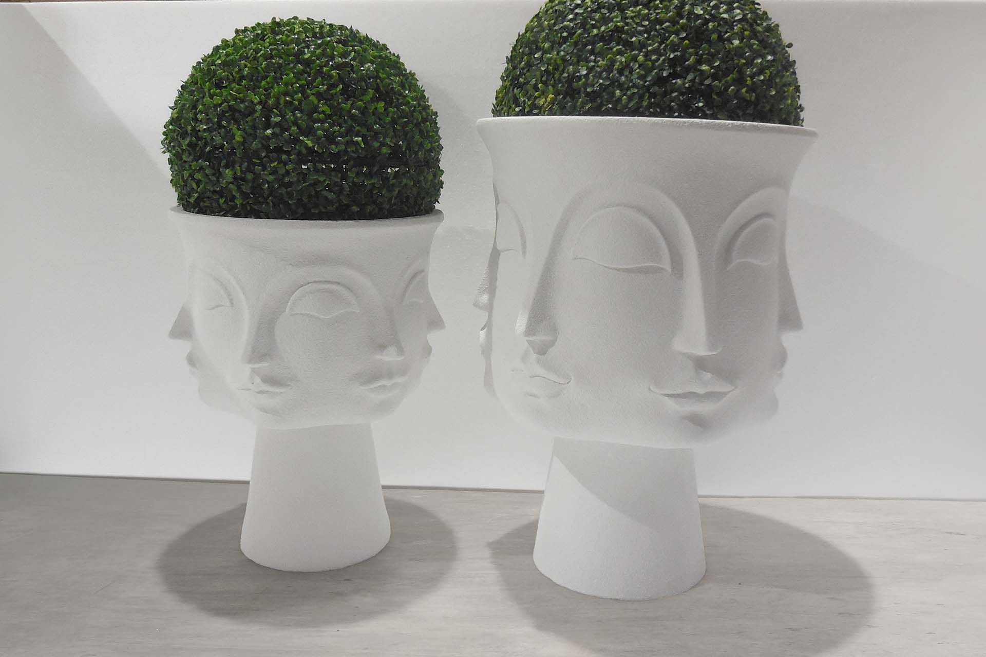 VASO DE RESINA BRANCO COM ROSTOS 49x49x62 CM