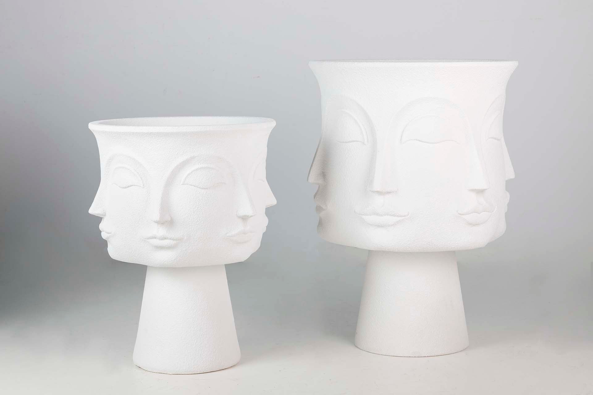 VASO DE FLORES DE POLIRESINA BRANCA COM ROSTOS 56x56x77 CM