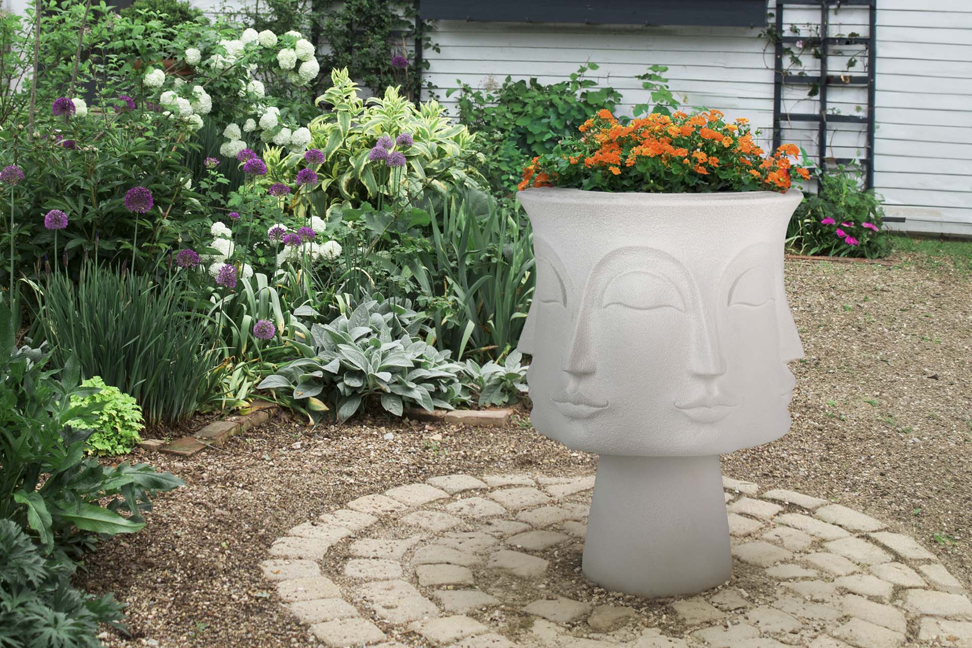 VASO DE FLORES DE POLIRESINA BRANCA COM ROSTOS 56x56x77 CM