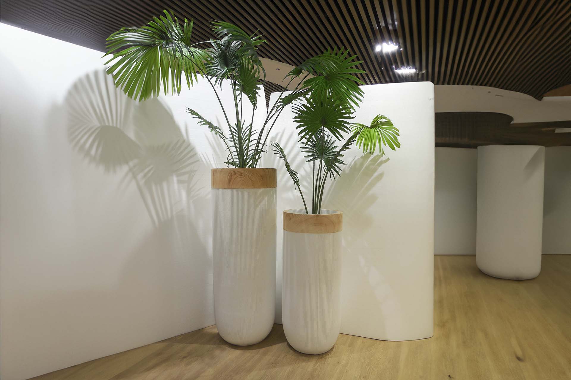 VASO DE FLORES DE POLIRESINA BRANCA 46x46x121 CM