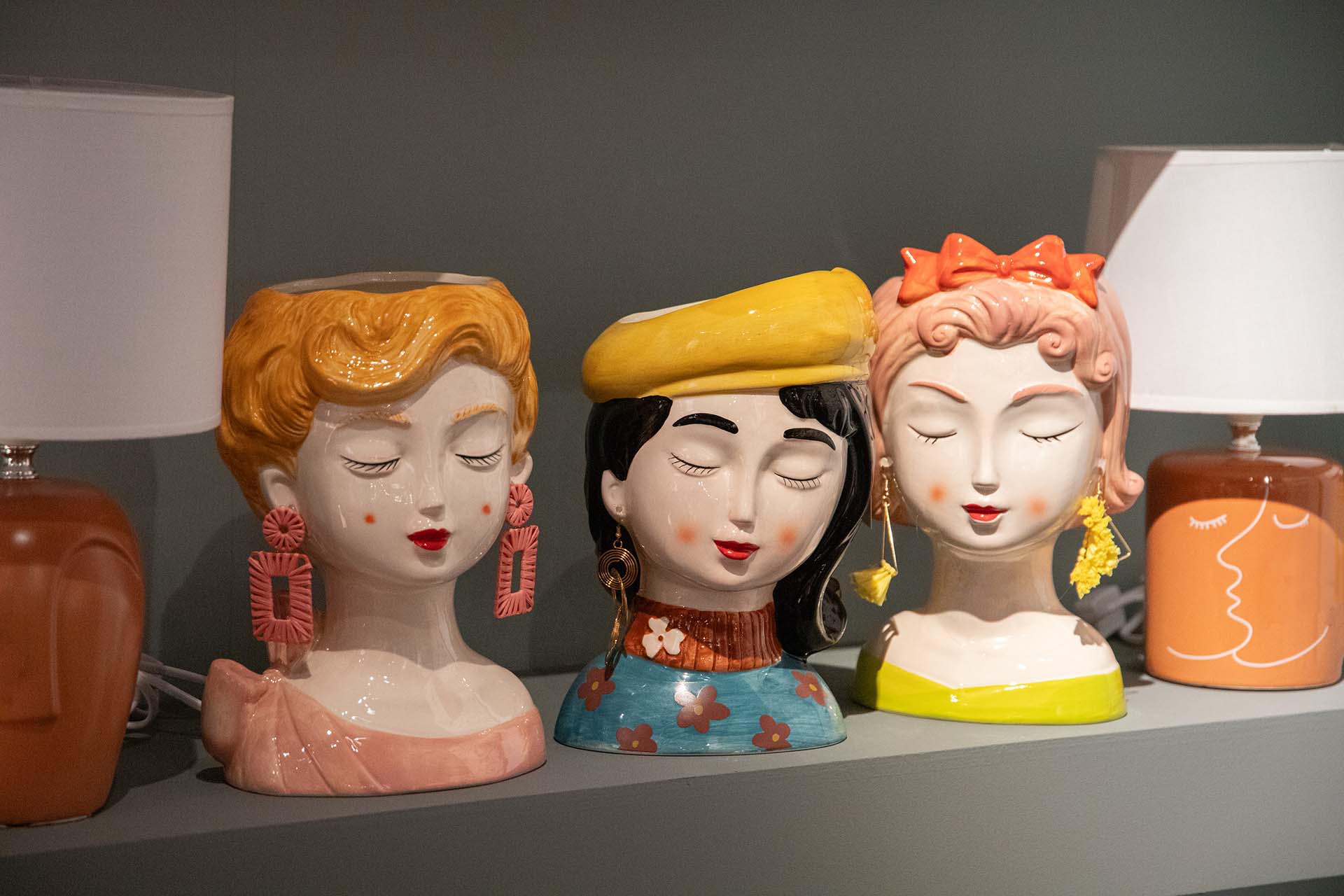 MACETERO CERAMICA SEÑORA PENDIENTES 16x14x26 CM