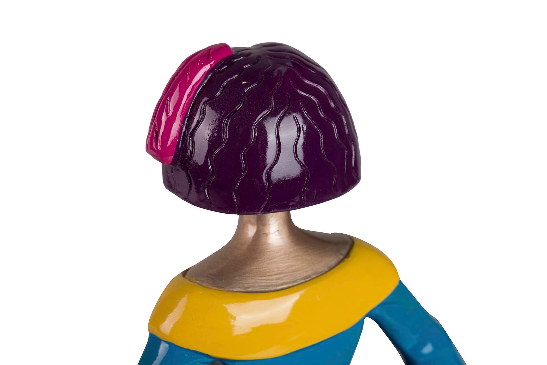 FIGURA MENINA RESINA POP ART 22x17x31 CM