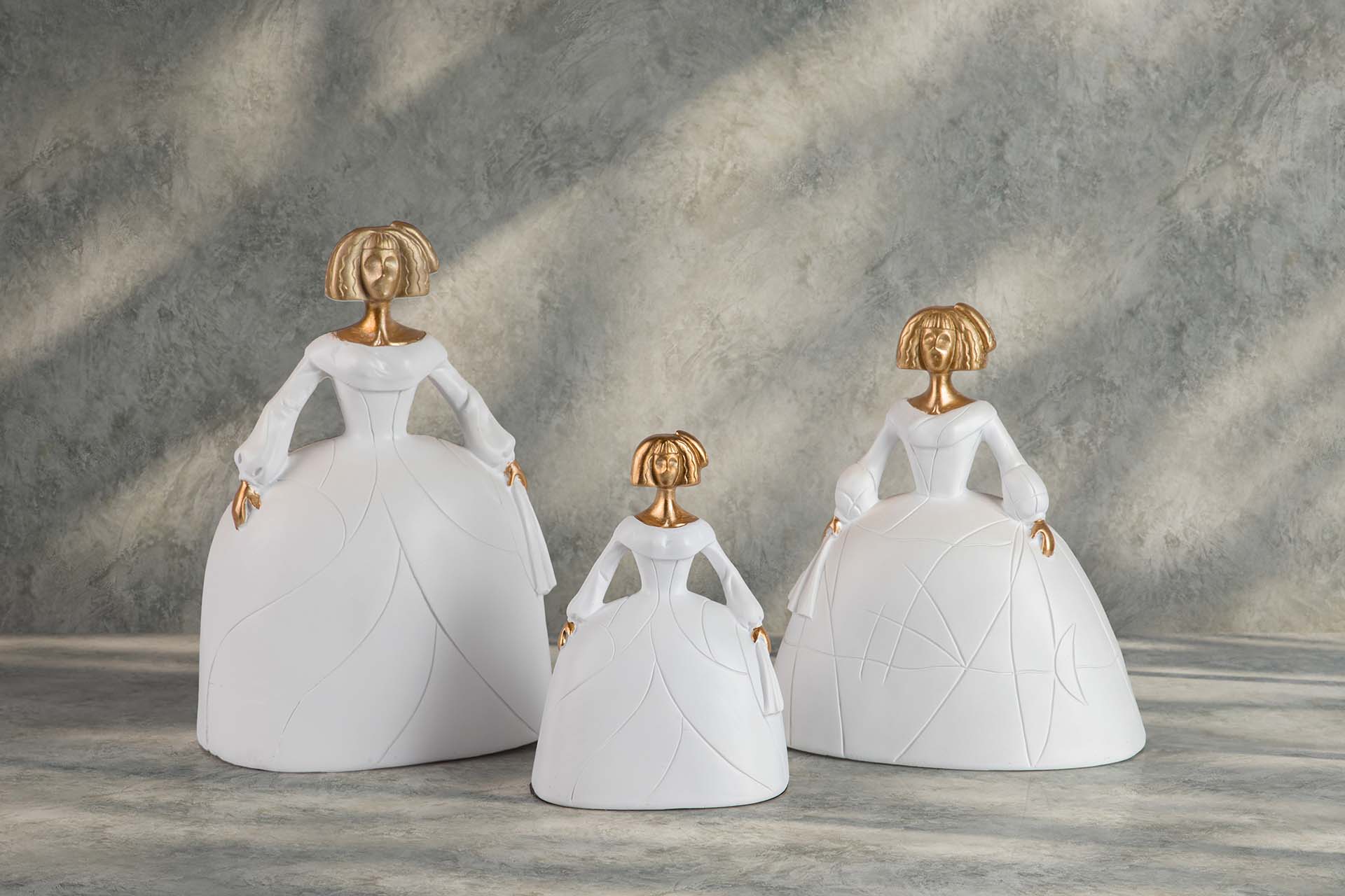 GOLDEN WHITE RESIN MENINA FIGURE 22x17x31 CM