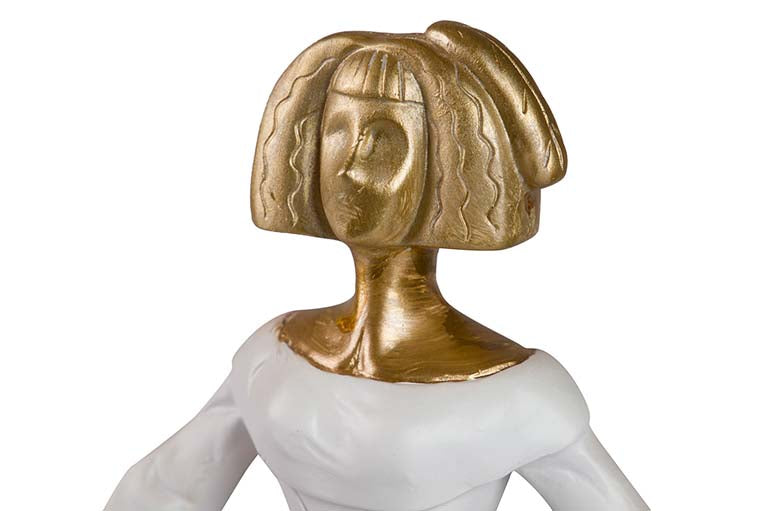 FIGURA MENINA EM RESINA BRANCA DOURADA 22x17x31 CM