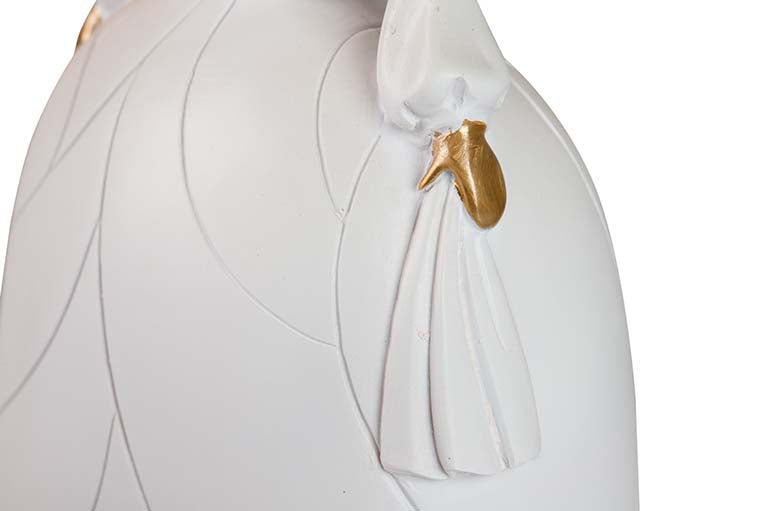 FIGURA MENINA EM RESINA BRANCA DOURADA 22x17x31 CM