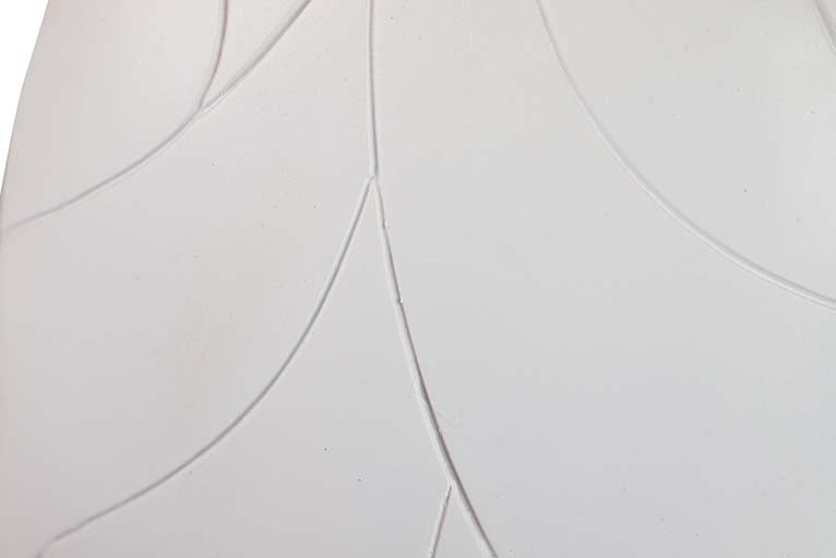 FIGURA MENINA EM RESINA BRANCA DOURADA 22x17x31 CM