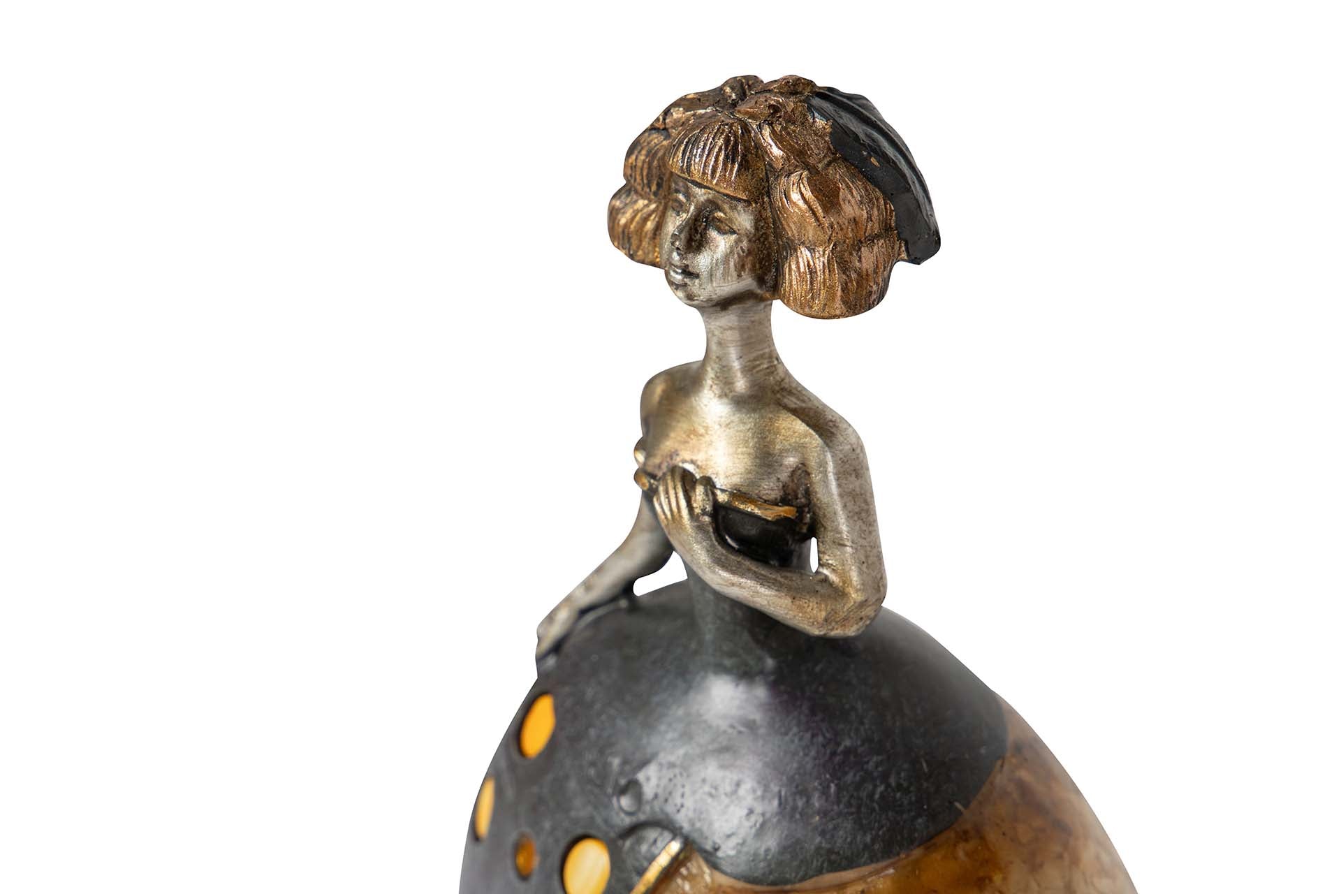 FIGURA MENINA RESINA DORADA 13x9x17 CM