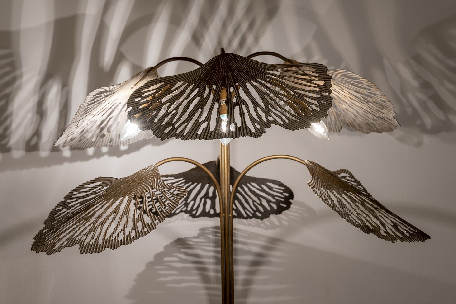 LUMINÁRIA DE PÉ DE METAL DOURADO 88x88x166 CM