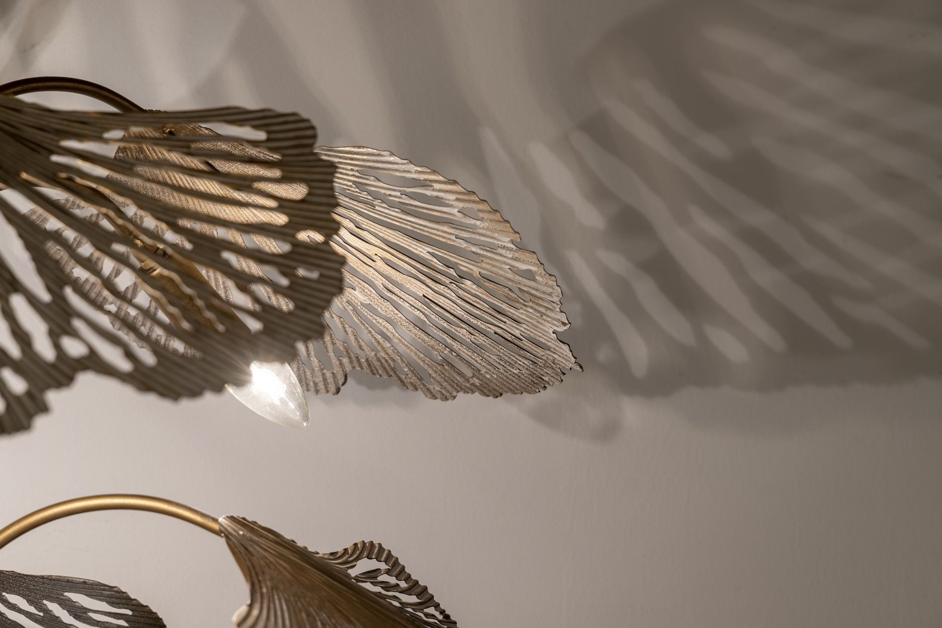 LUMINÁRIA DE PÉ DE METAL DOURADO 88x88x166 CM