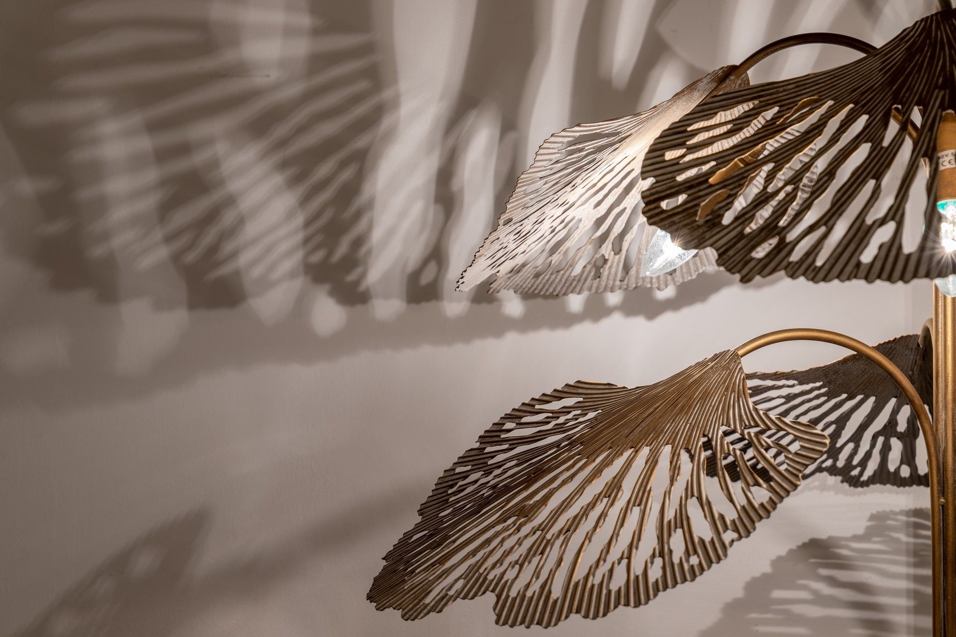 LAMPARA SUELO METAL DORADA 88x88x166 CM